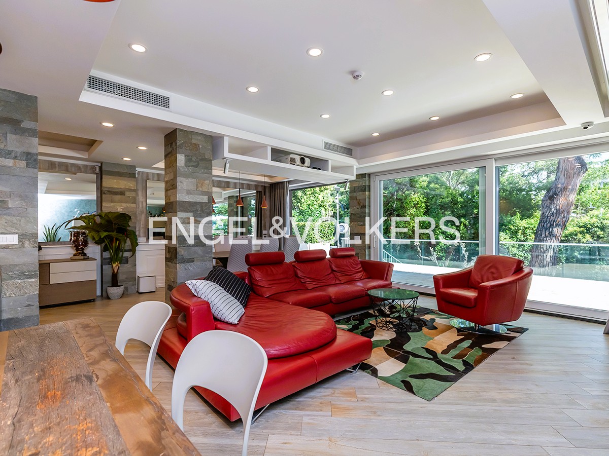 Exclusive luxury residence with terrace and gardens in EUR