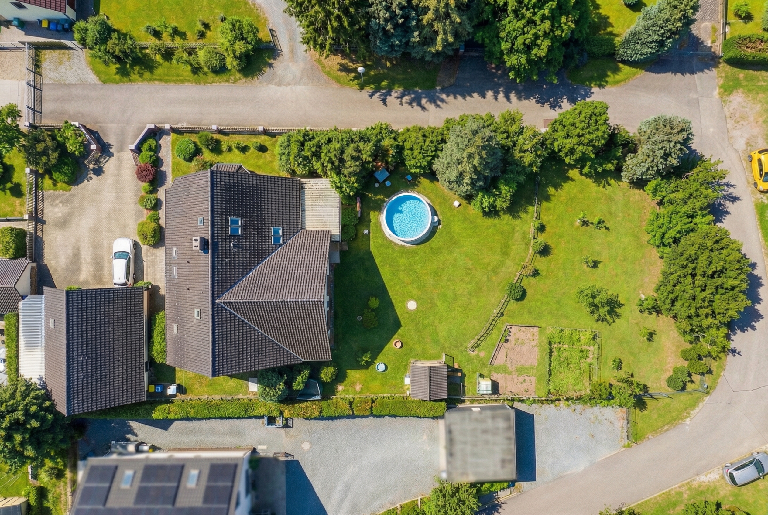Großes, hochwertiges Einfamilienhaus mit Einliegerwohnung, Doppelgarage und Sauna in exklusiver Lage [AI-modified]