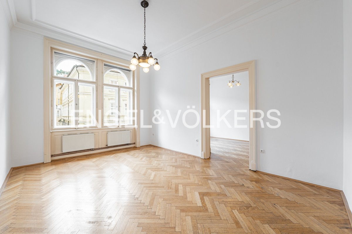 Spacious and bright apartment near Petřínské Sady Park