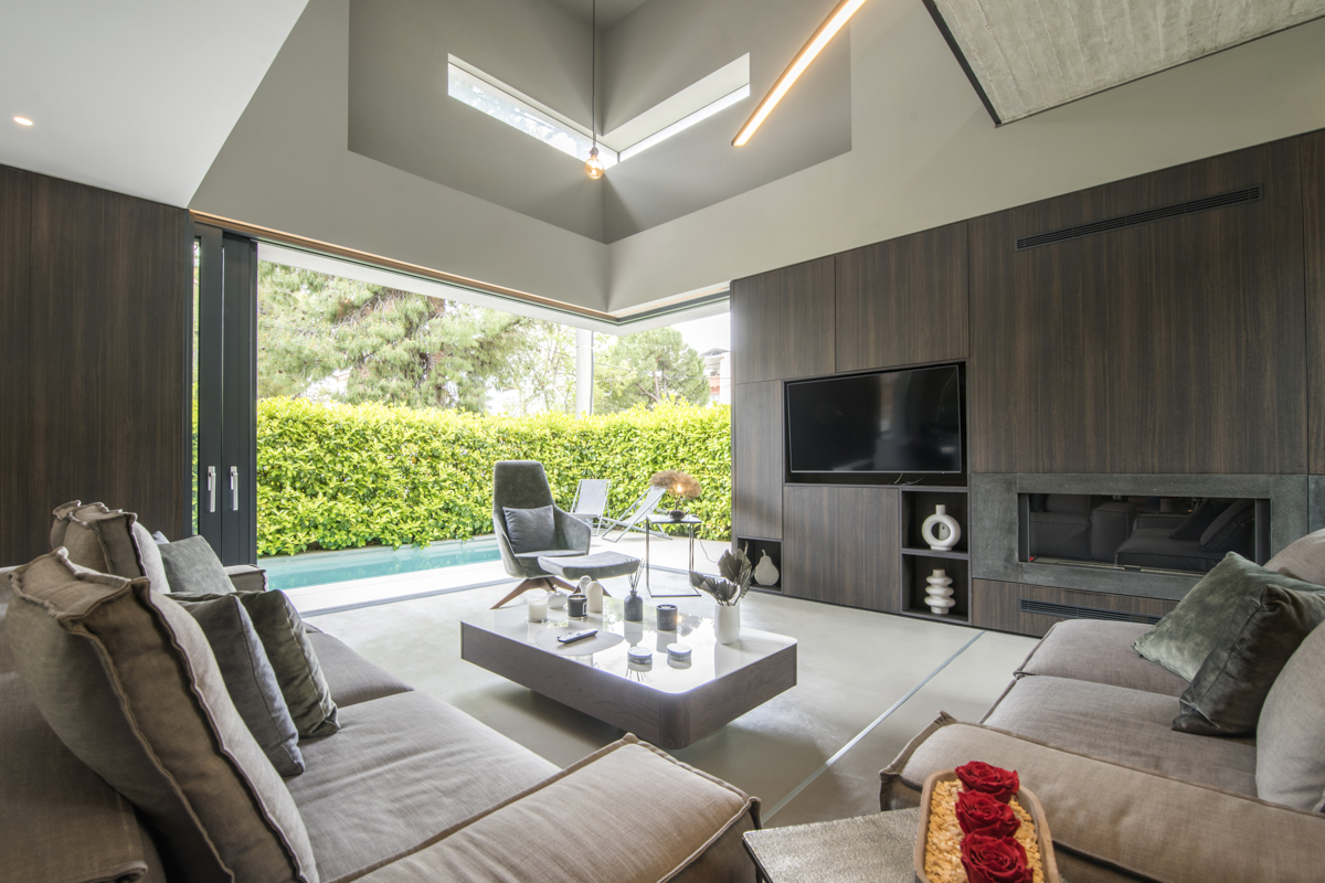 Modern detached house with pool in Chalandri