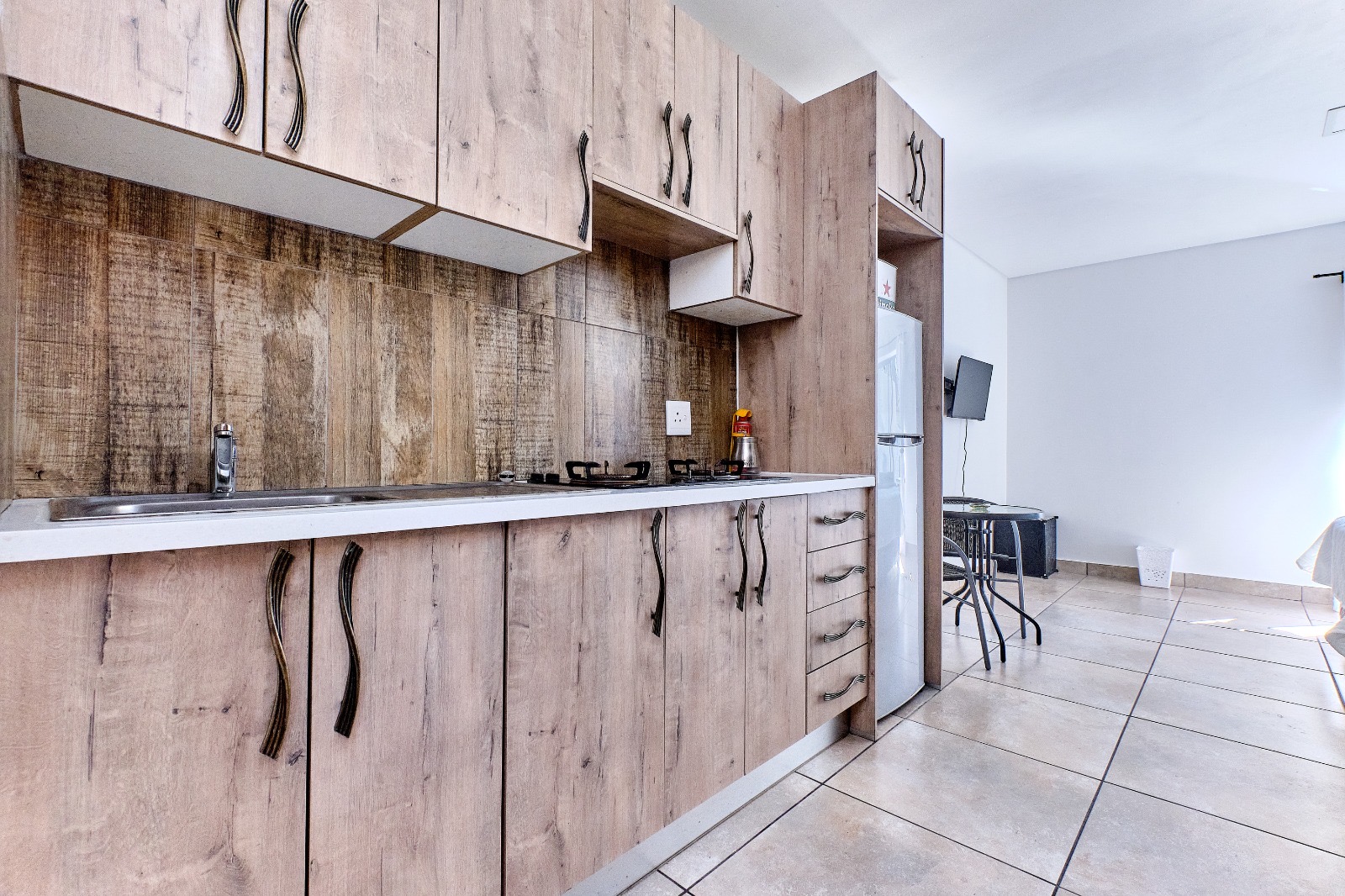 Modern Fully Furnished Bachelor Unit in Woodmead