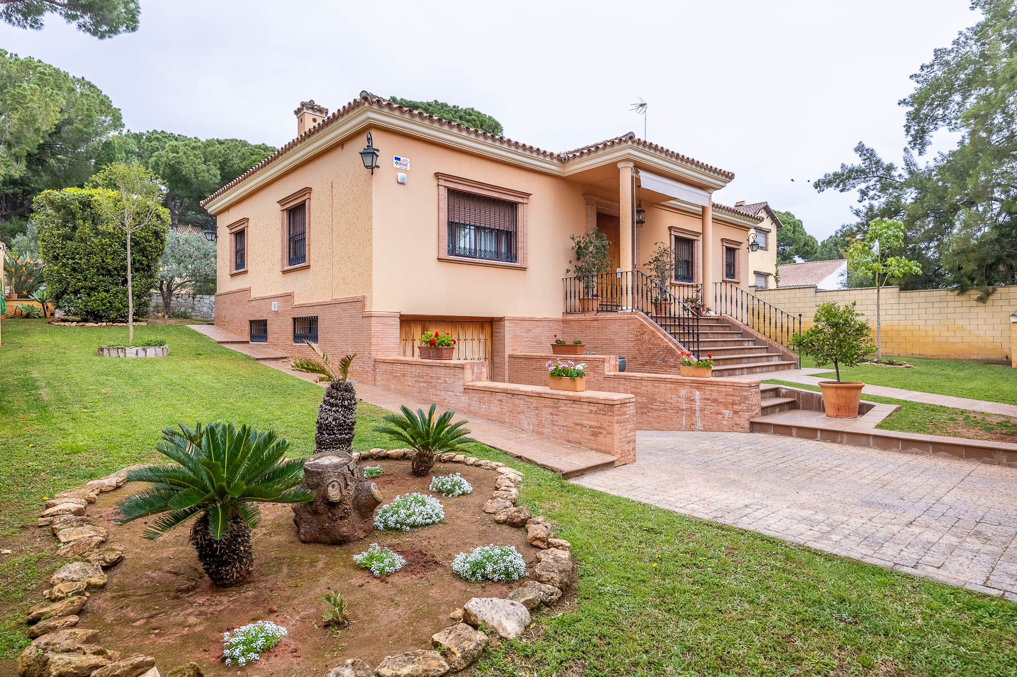 Viva el lujo en Alcalá de Guadaíra: casa exclusiva con jardín privado y piscina, suelos de mármol, suelo radiante y sótano versátil, a 20 min de Sevilla