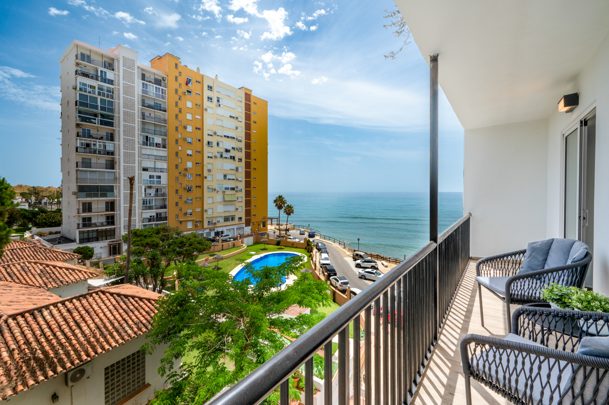 Apartamento renovado en primera línea con terraza y vistas al mar