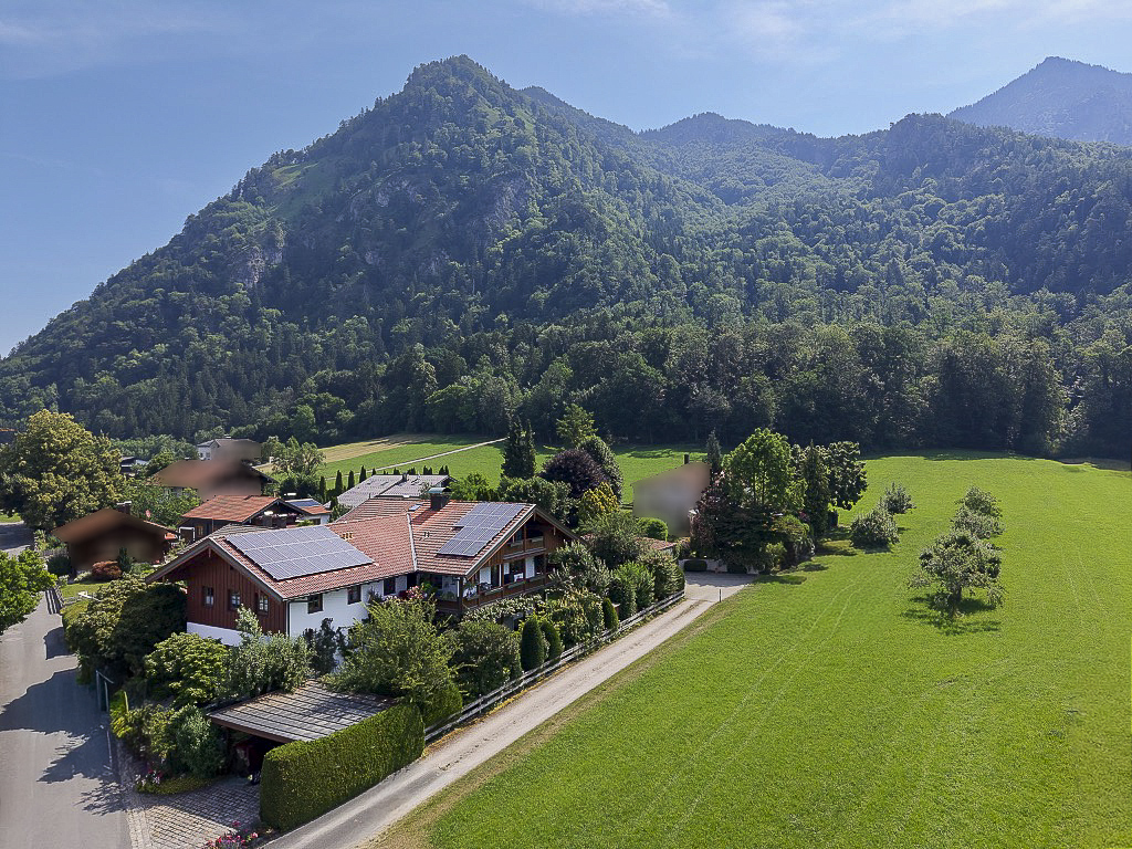 Panoramalage der Extraklasse - Stilvolles Familienanwesen mit unverbaubarem Burgblick in Marquartstein