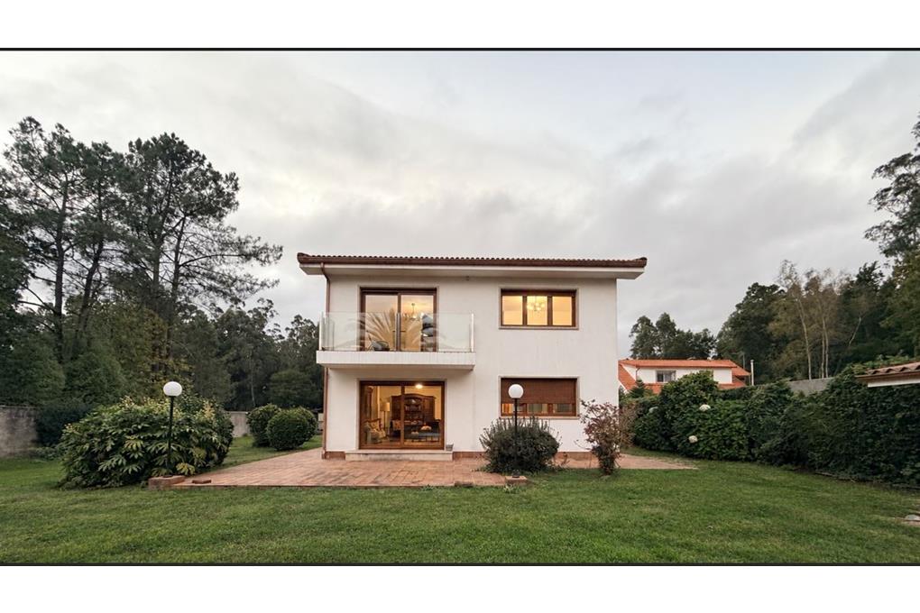 E&V sells villa with pool and tennis court in Órdenes, move-in ready