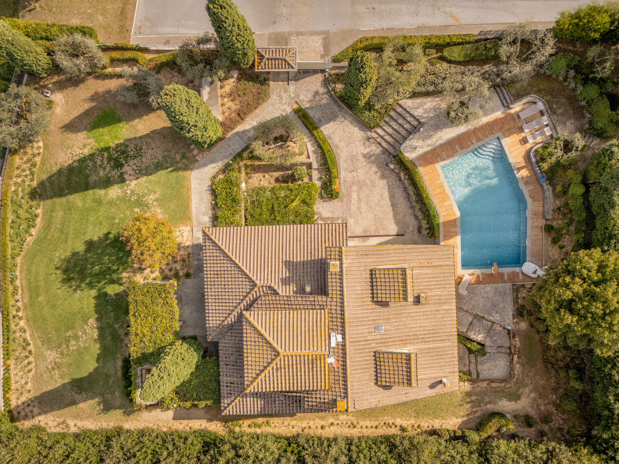 Villa with Pool in the Heart of Tuscany, Close to Amenities and Golf