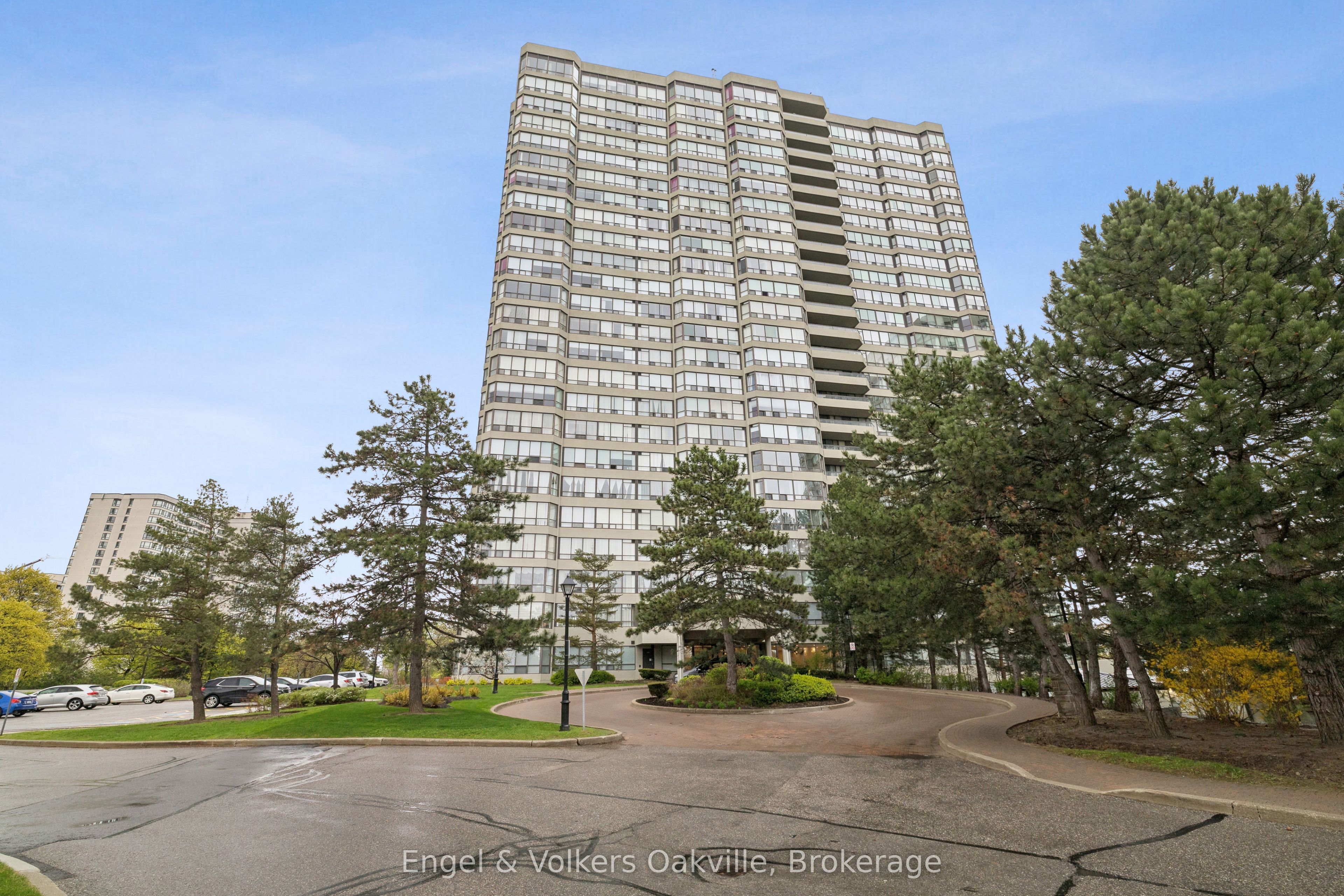 Bright Corner Suite with Exceptional Amenities