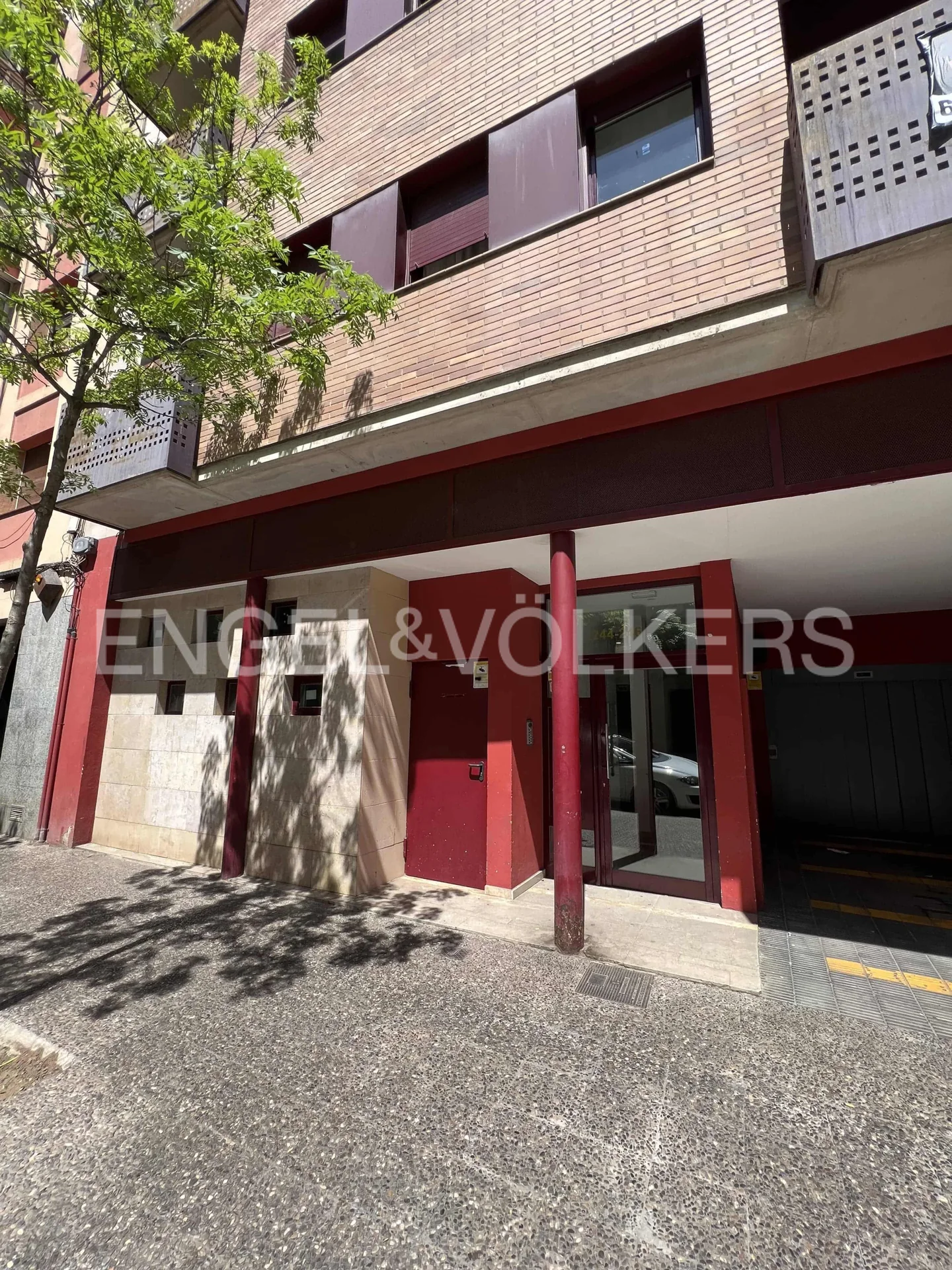 LARGE COMMERCIAL SPACE IN GIRONA
