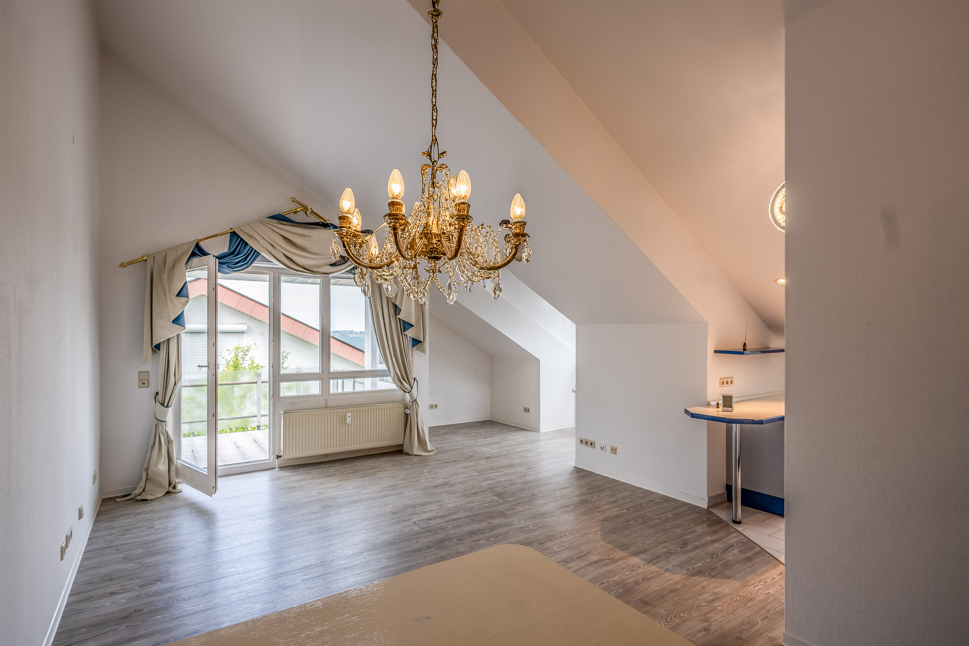 Helle 2,5-Zimmer-Wohnung mit traumhaftem Panoramablick und Tiefgaragenstellplatz