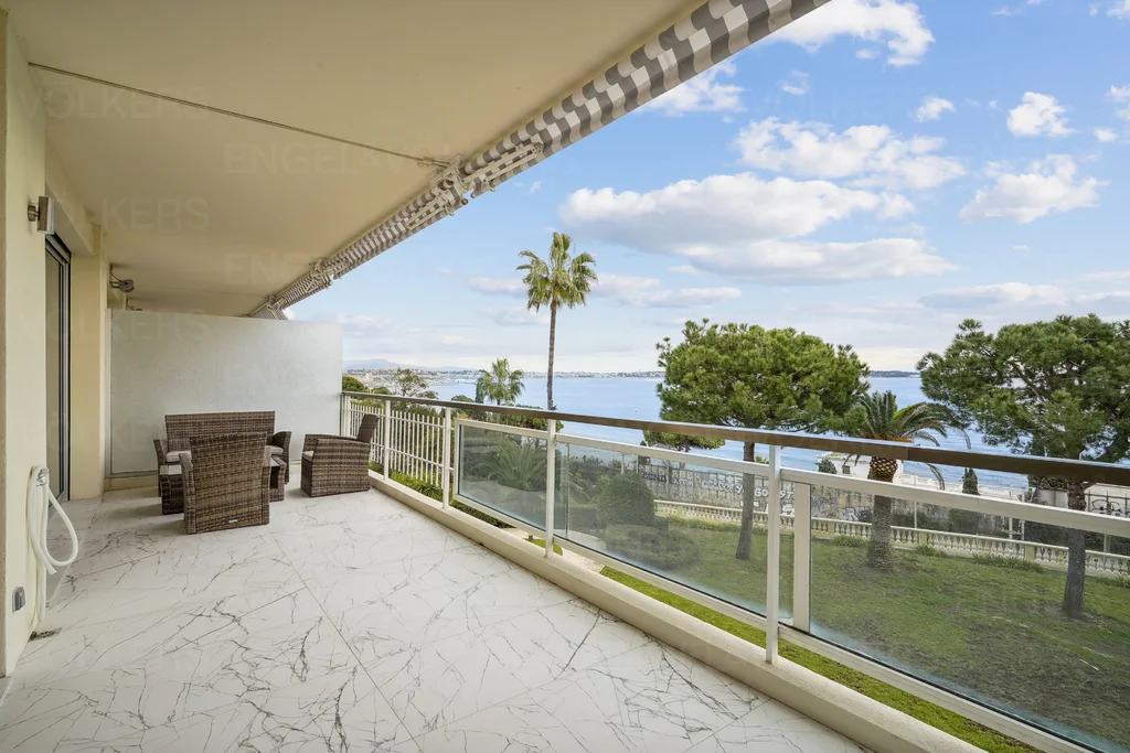 Golfe Juan, seafront apartment, turnkey product!