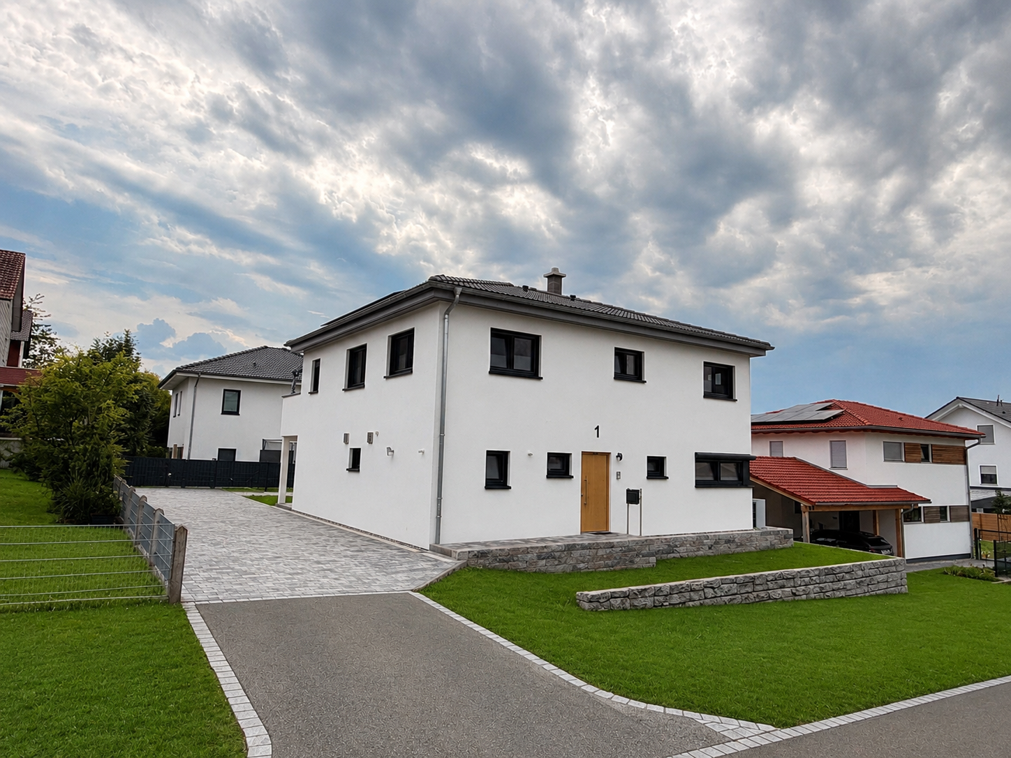 Exklusives Neubauhaus in Boos: Moderne Eleganz, hochwertige Ausstattung, Kamin und großzügige Außenbereiche nahe Memmingen und den Alpen [KI-modifiziert]