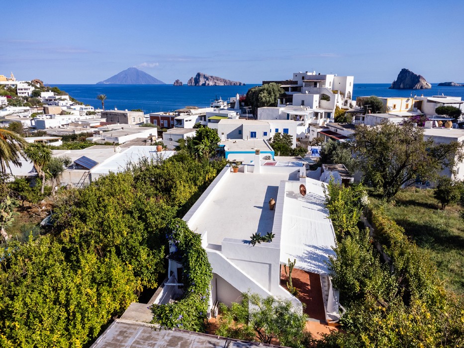 "La serenata di Pietro": a delightful green jewel in the centre of Panarea