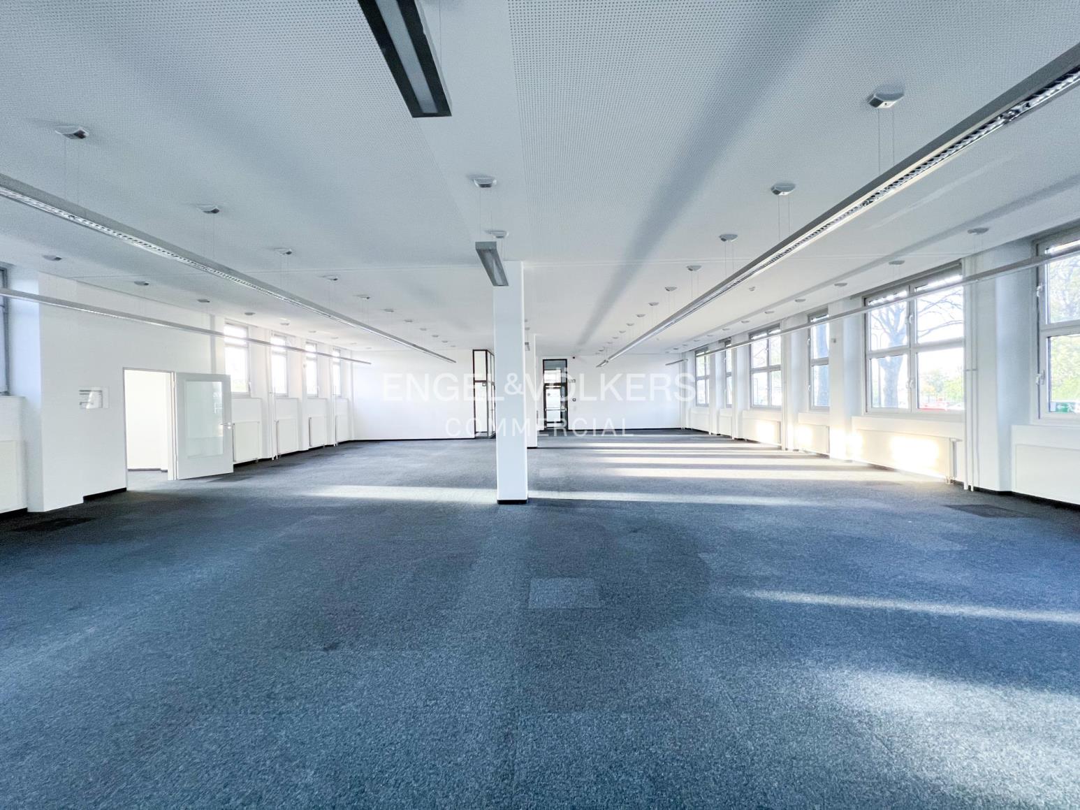Helles Büro nahe Stadtautobahn