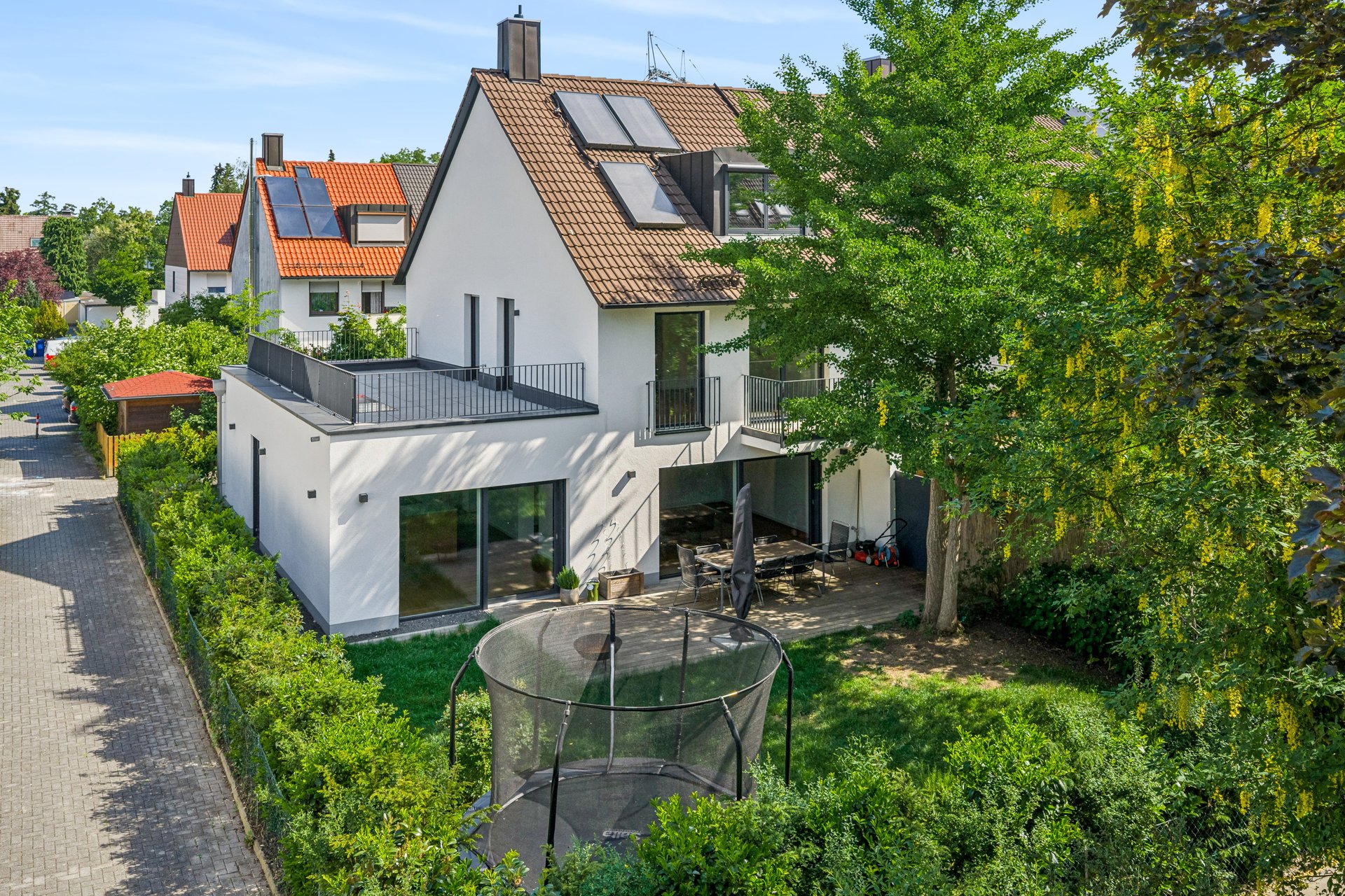 Modernes Familiendomizil mit traumhaftem Garten und Dachterrasse