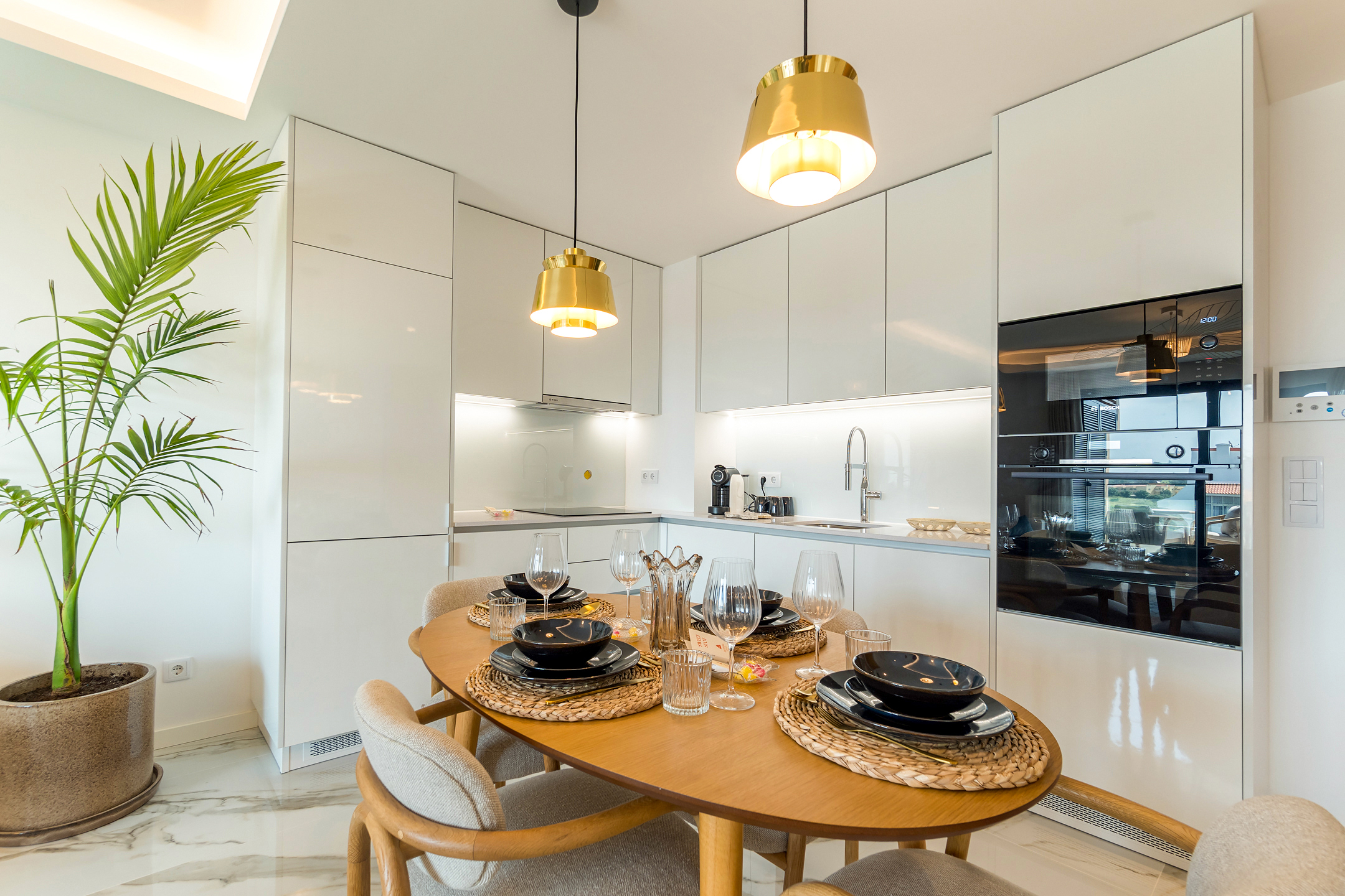 Moderne, stilvolle, neue Einzimmerwohnung im 3. Stock direkt am Strand, mit Garten und Swimmingpool