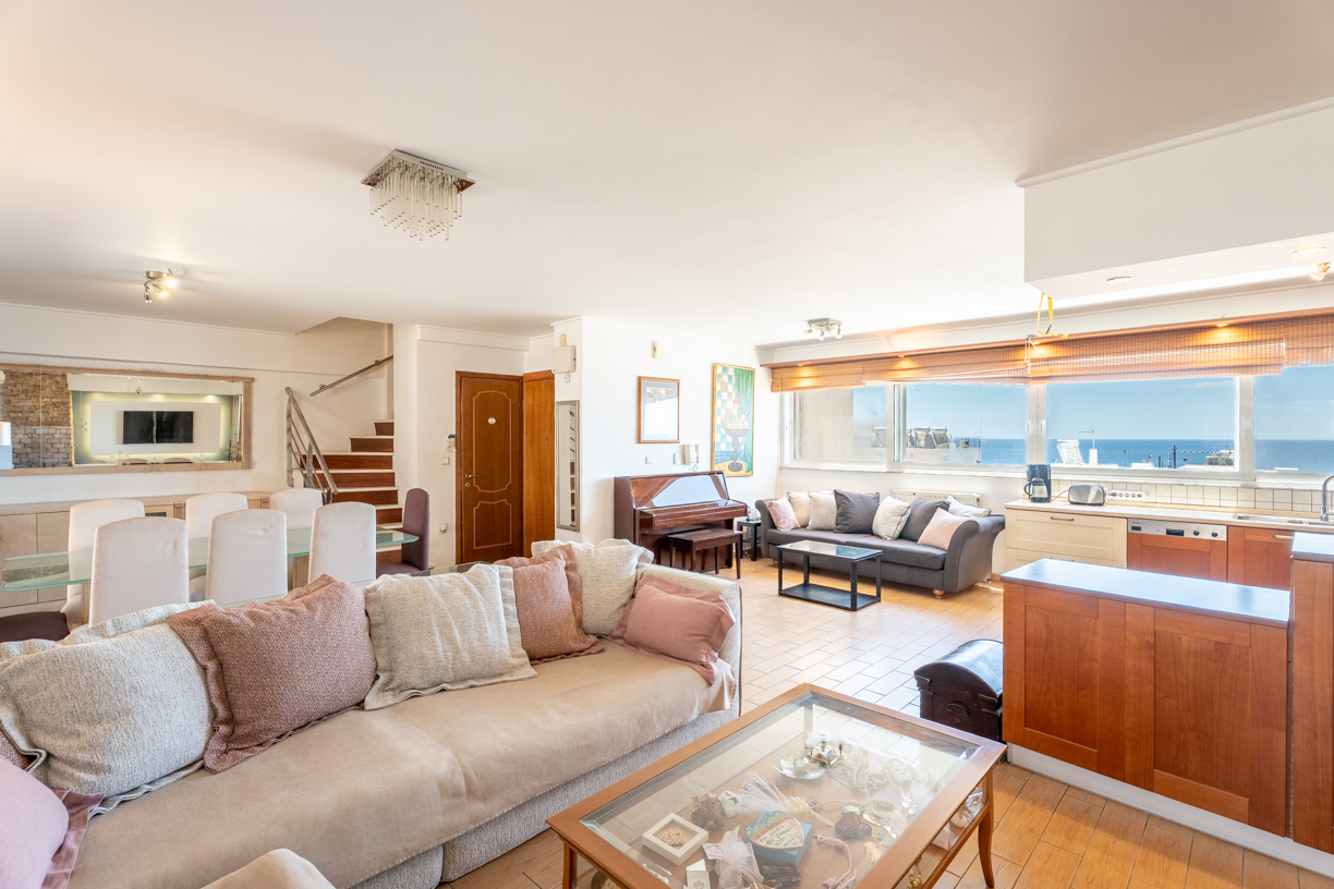Impressive 139 sq.m. penthouse maisonette with sea view