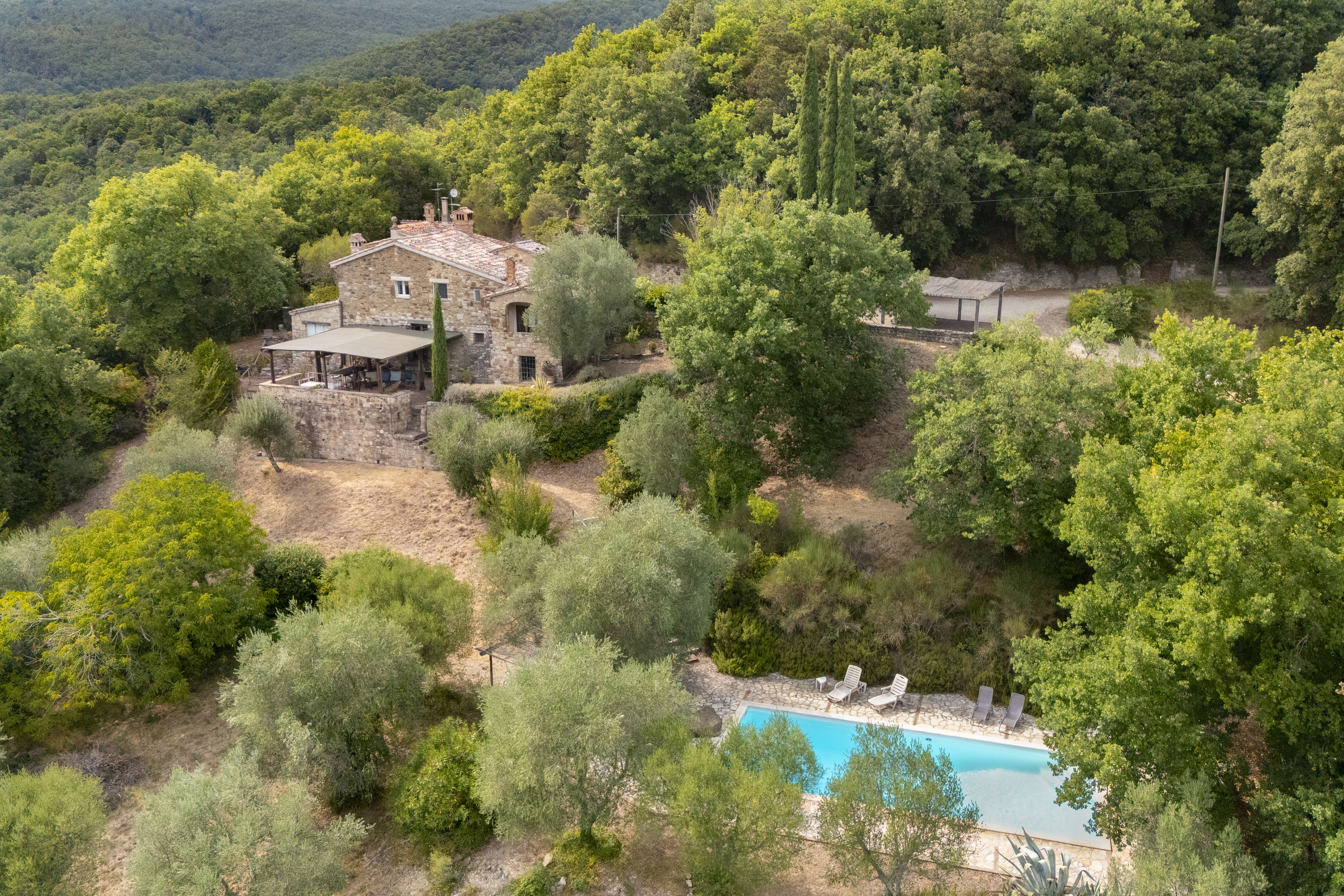 Stone farmhouse with a pool and panoramic views of the Todi countryside