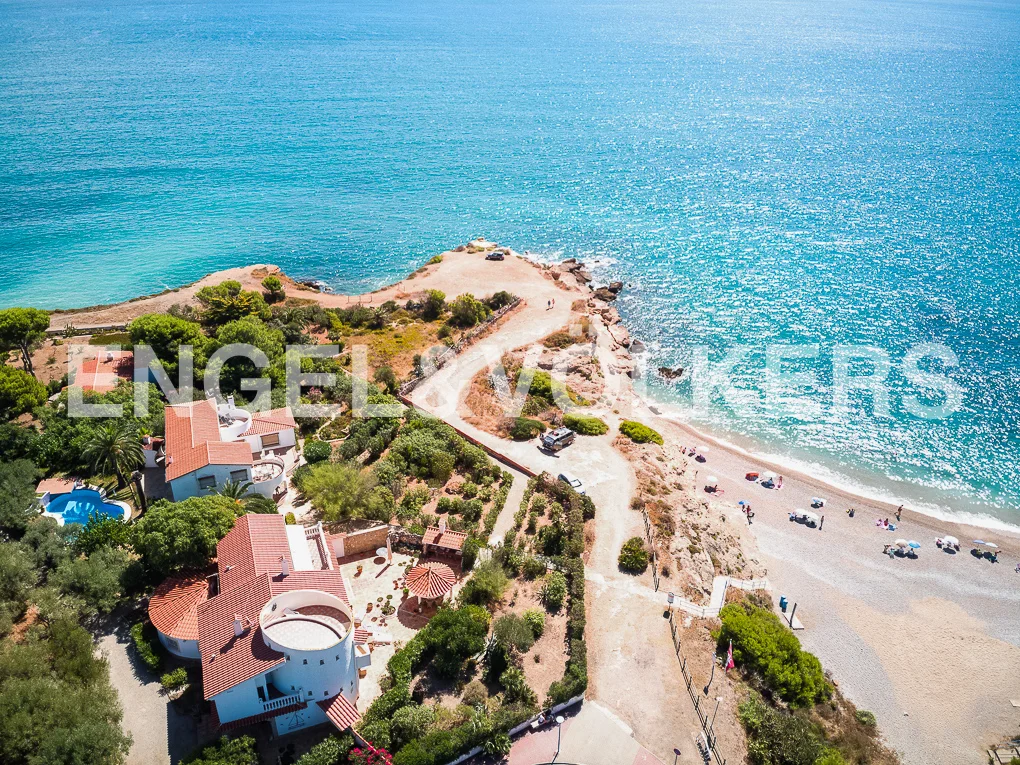 Exclusive villa with impressive seafront view