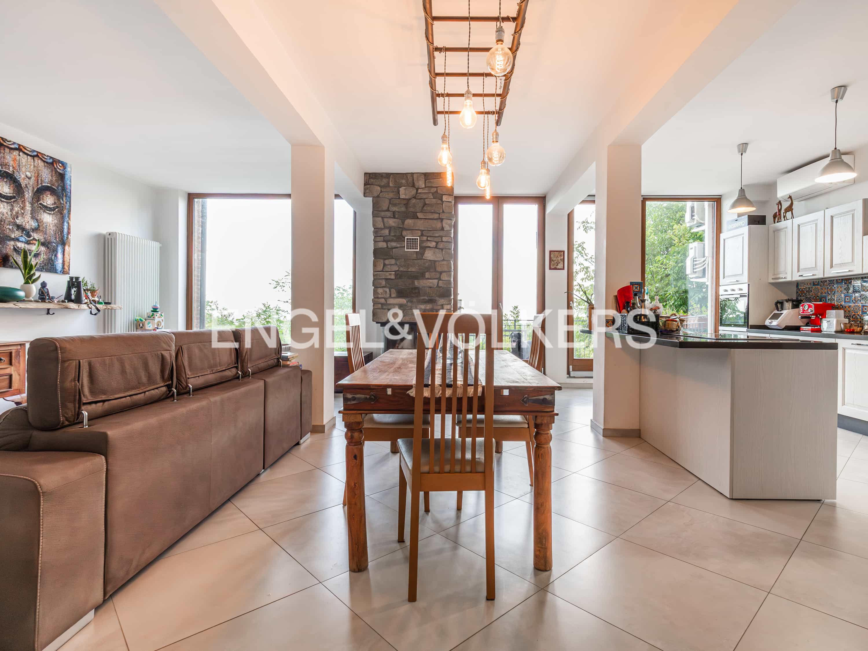 Elegant semi-detached home surrounded by greenery, with 1 hectare of land