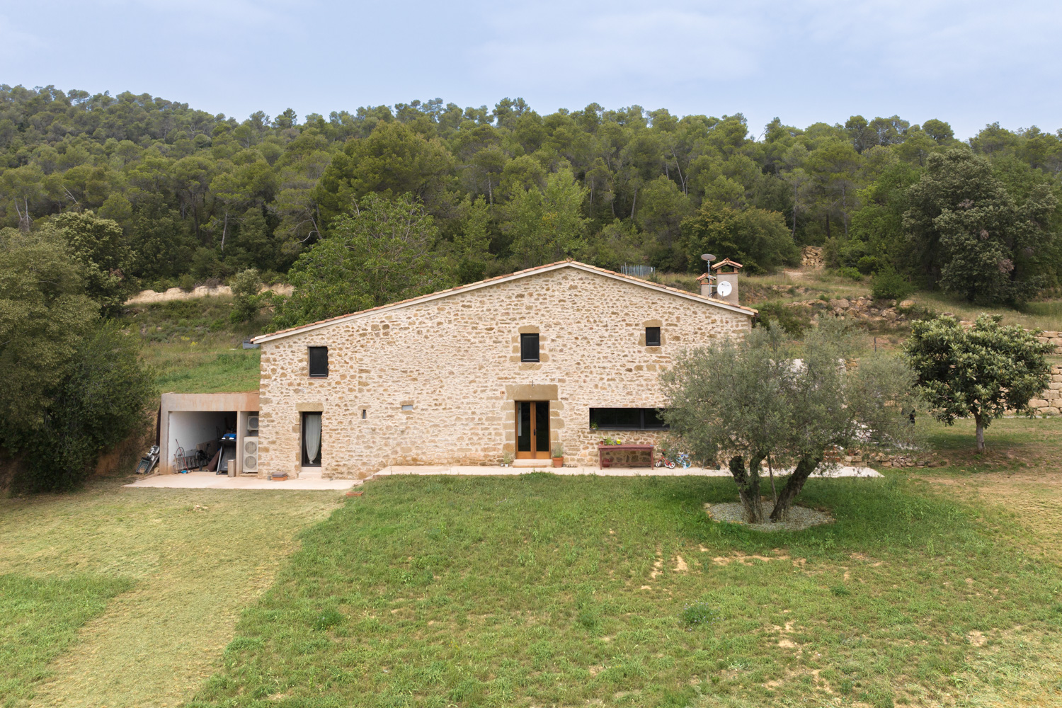Masía impresionantemente renovada en Camós