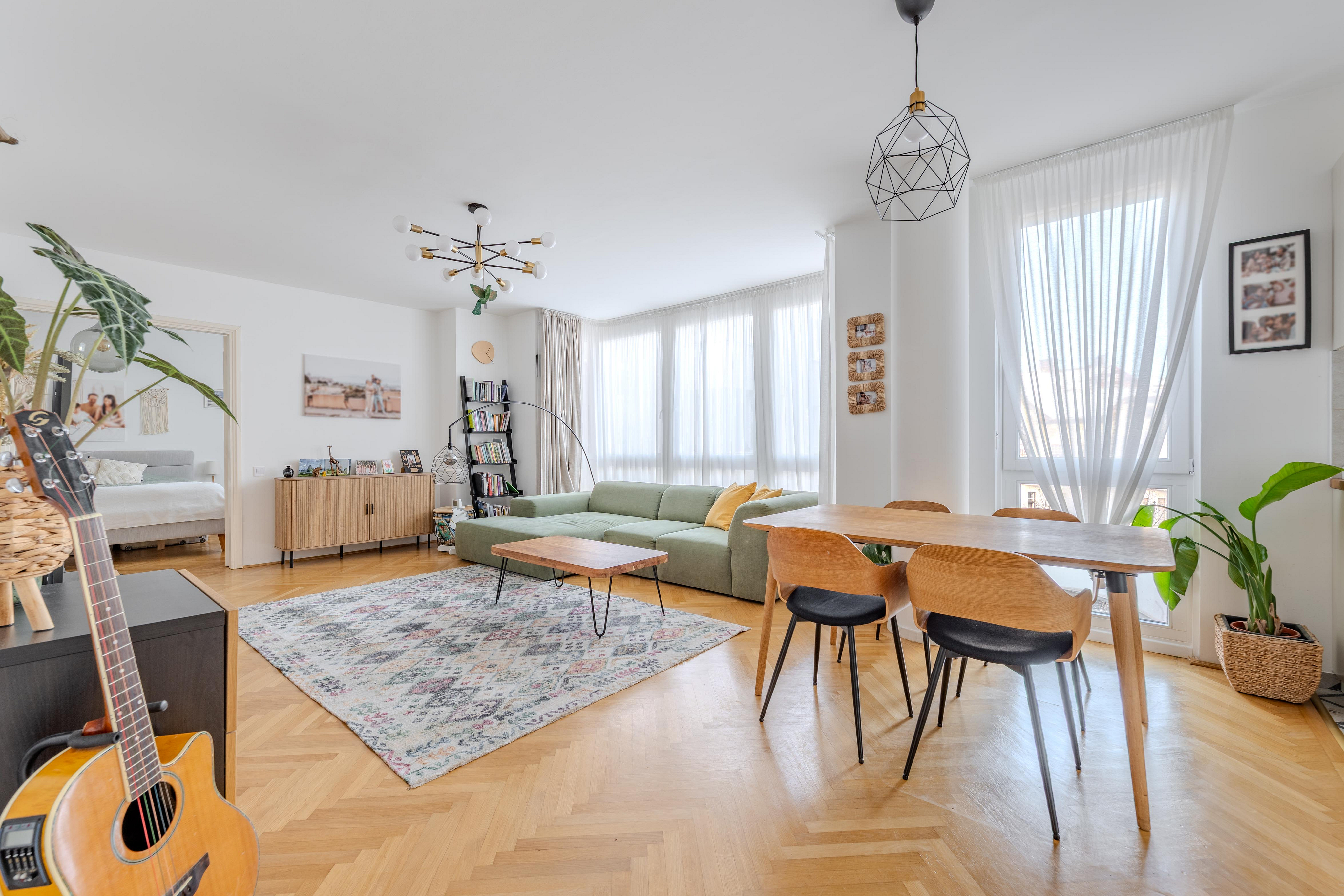 95 sqm quiet apartment overlooking an inner courtyard, with garage, for rent in District I.