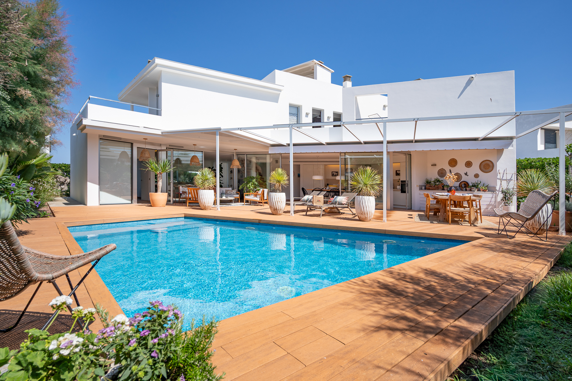 Außergewöhnliche moderne Villa mit Meerblick in Cala Blanca, Menorca