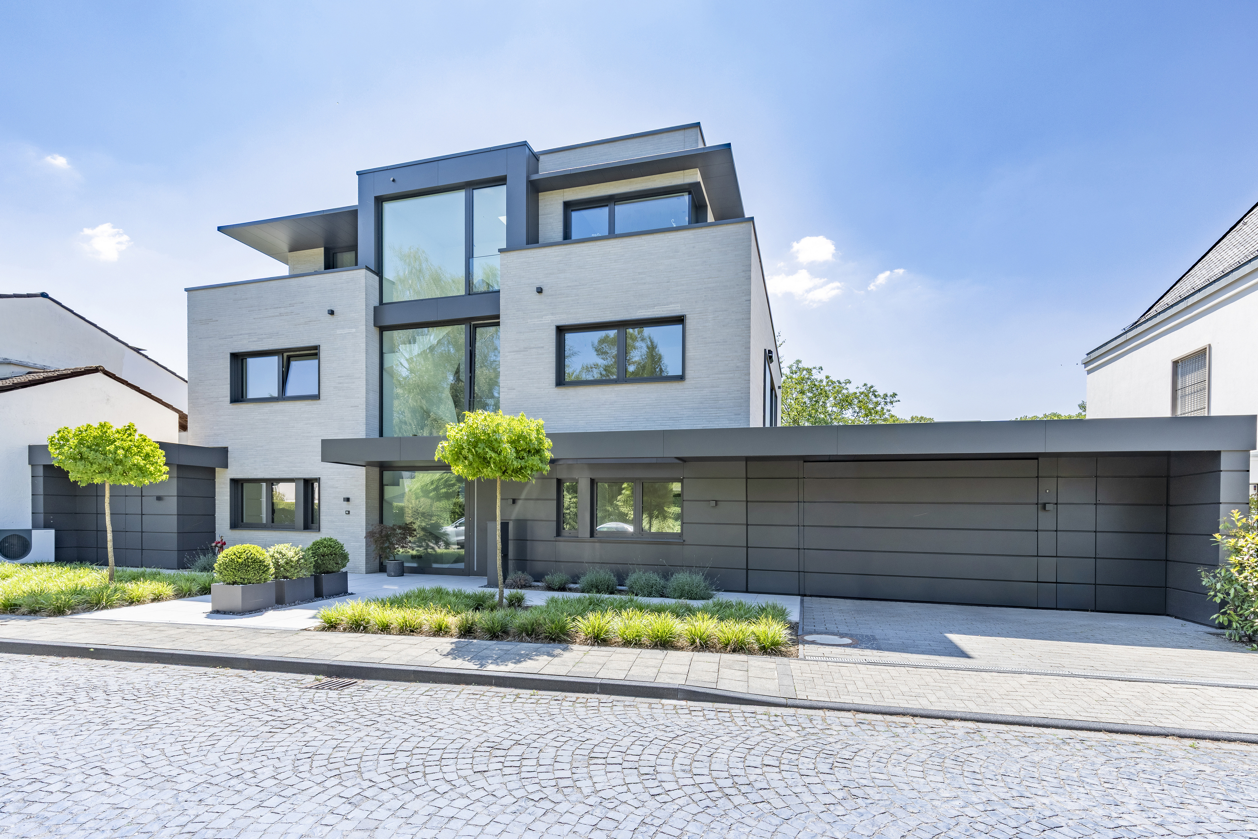 Architectural gem with a spectacular south-facing garden & high-end comfort