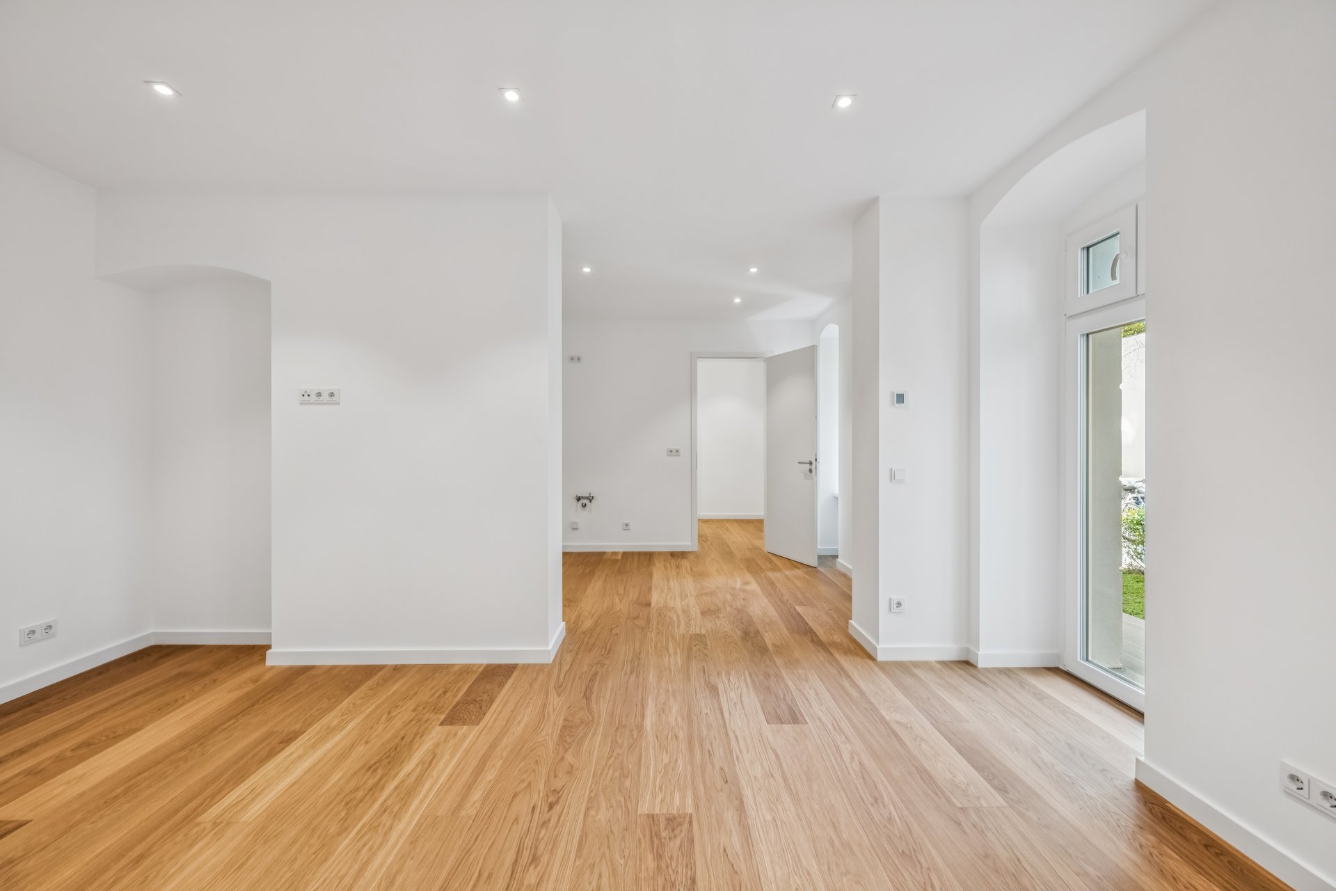 Nahe Savigny-Platz: Kernsanierte und sehr helle 2-Zimmer-Wohnung mit Terrasse