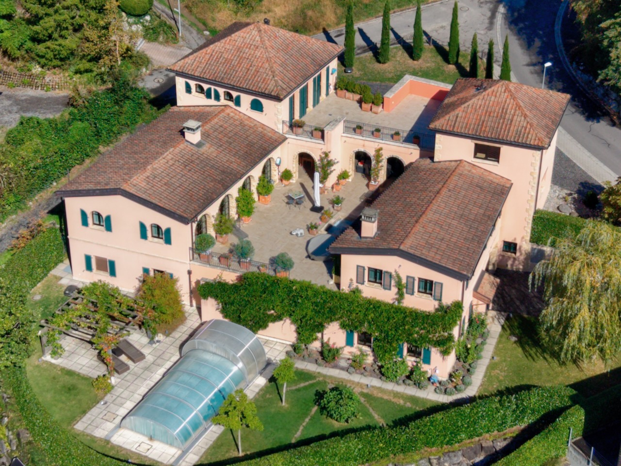 Exclusive Tuscan estate of the highest class – Magnificent courtyard residence with panoramic views, pool & luxury garage