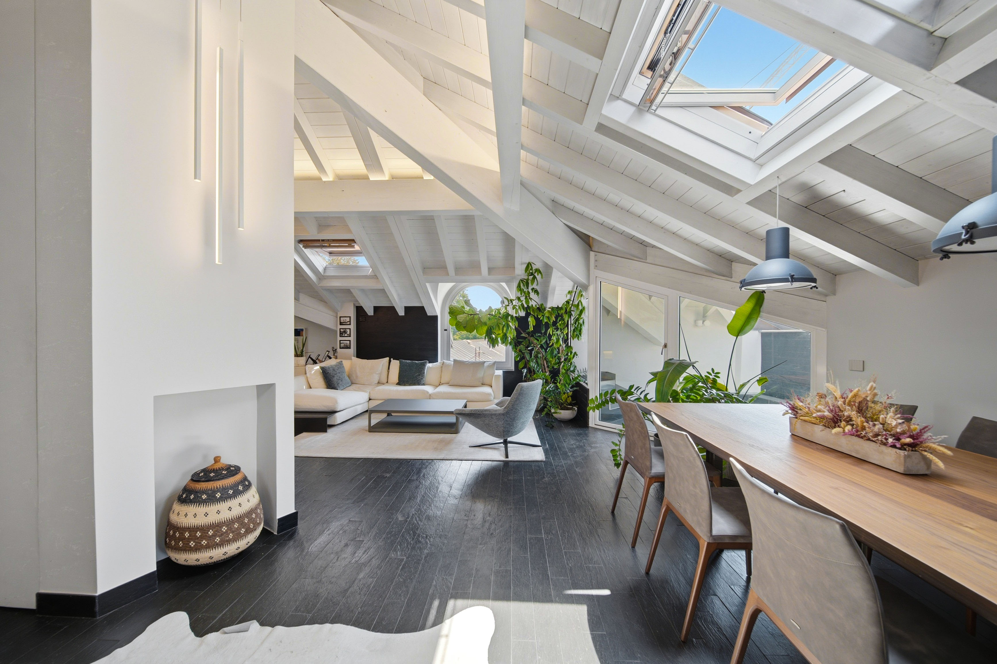 Elegantes, zeitgemäßes Penthouse in historischer Villa