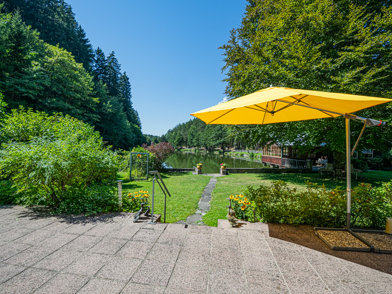 Holiday home with private lake access