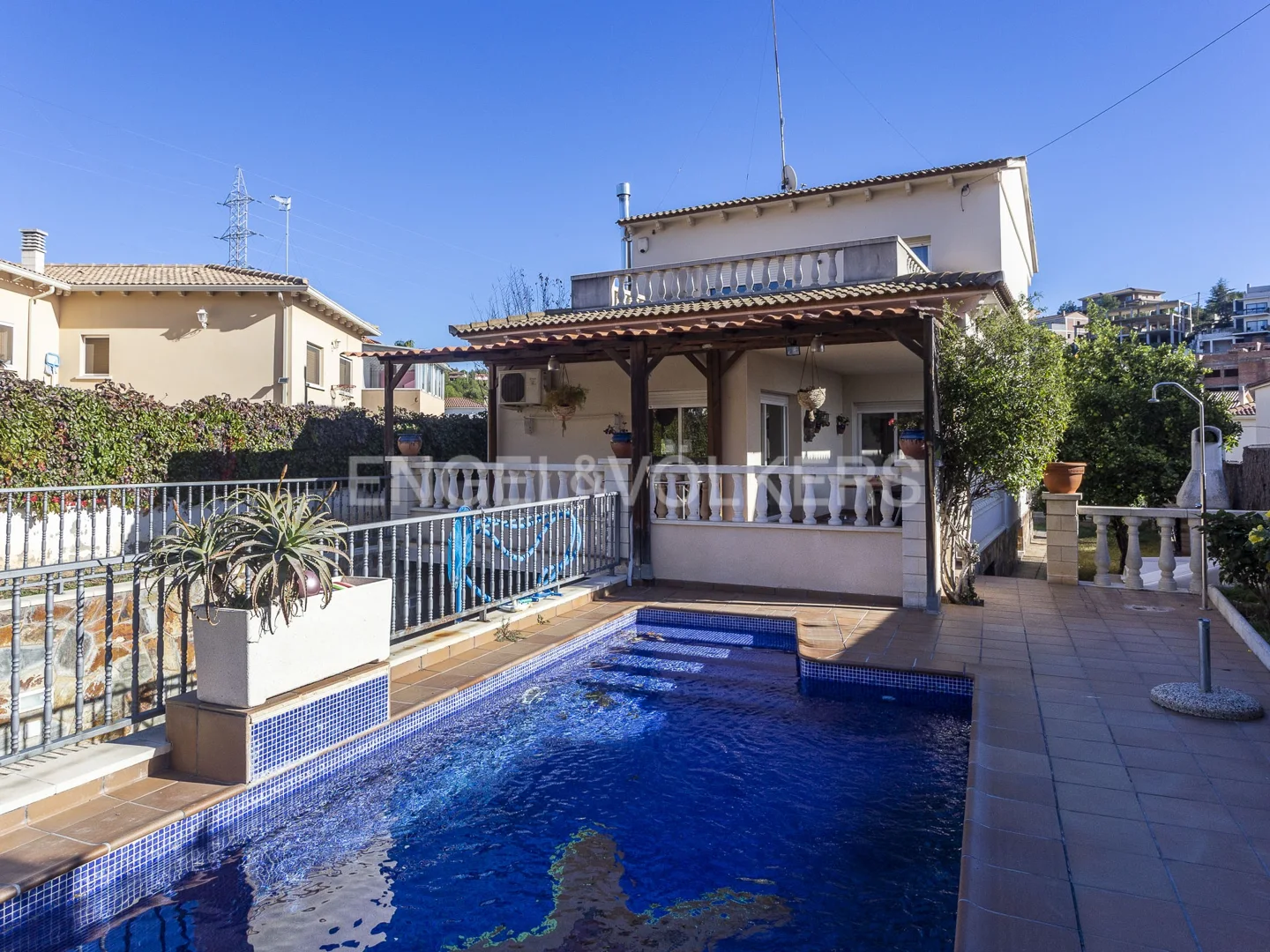 Detached house with swimming pool on flat plot