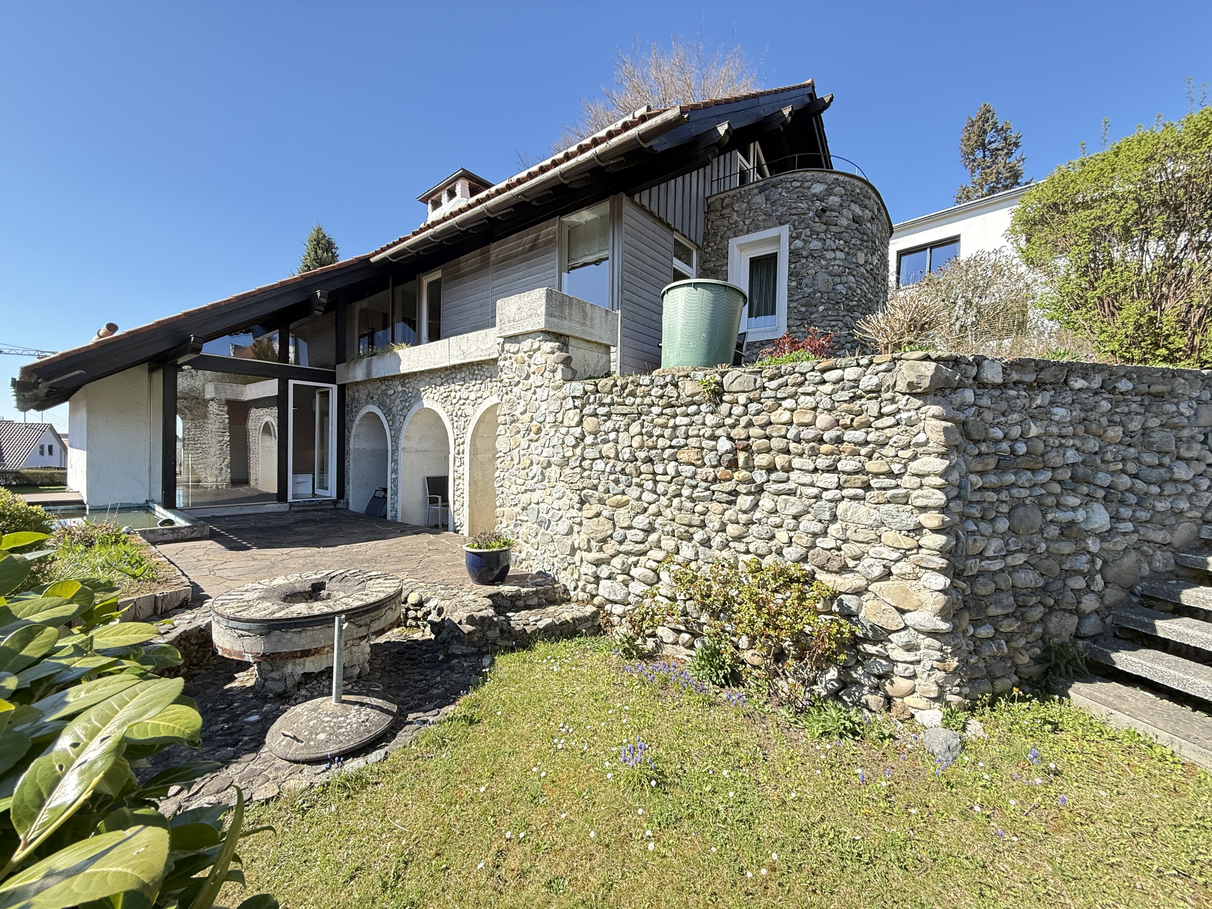 Außergewöhnliches Anwesen in Bad Waldsee: Großzügiges 7-Zi.-Haus mit Kamin, Sauna & Pool, Terrasse und Garten – traumhafte See- & Grünblicke inklusive