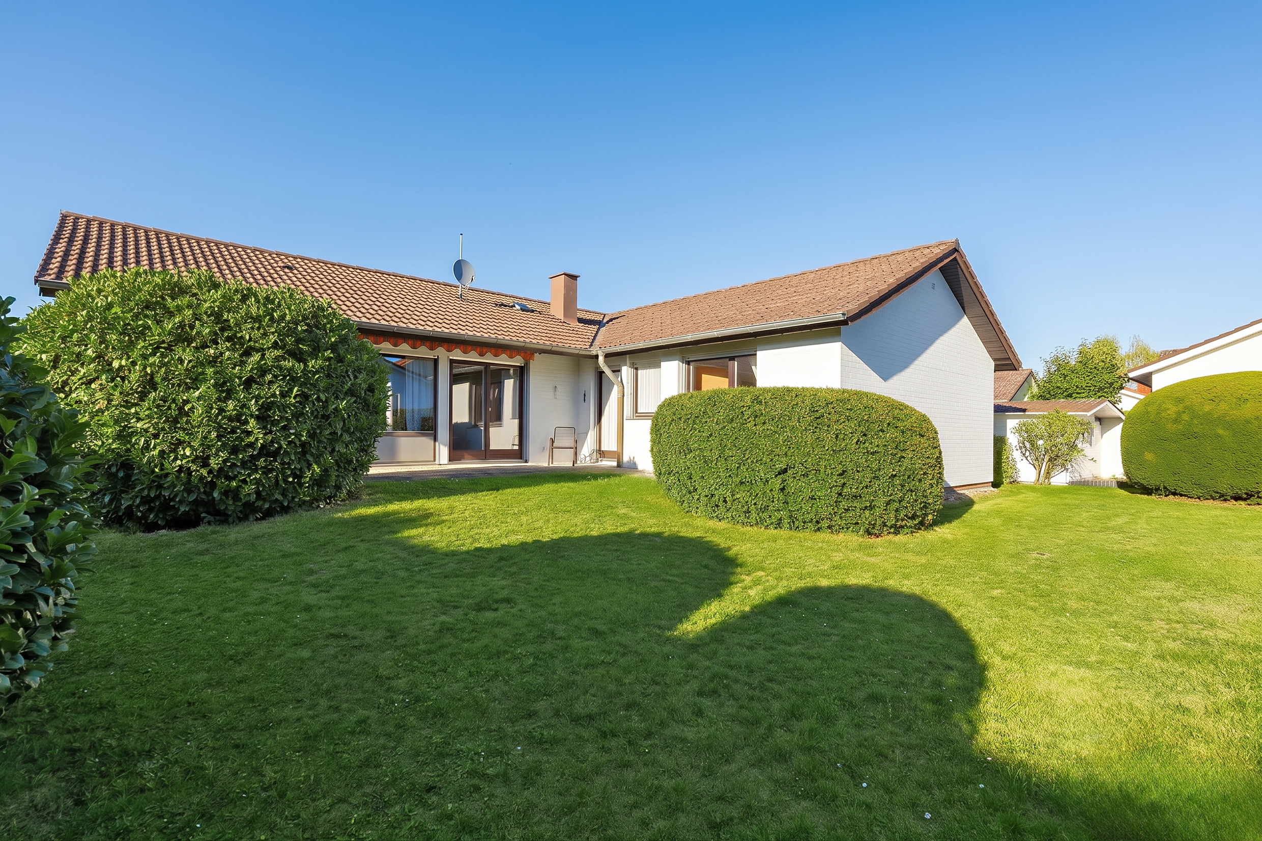 Großzügiger Bungalow mit gepflegtem Garten und Waldblick