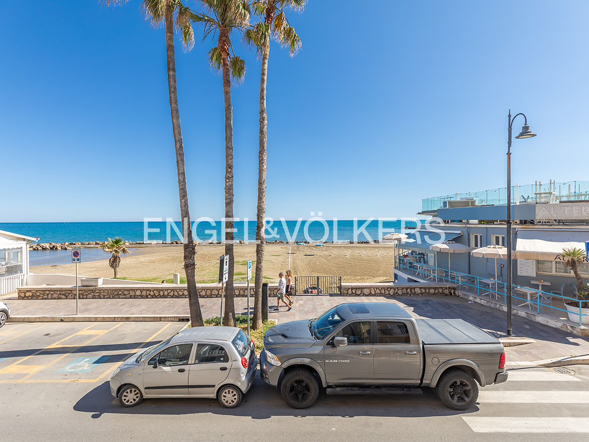Anzio, spacious three-room apartment facing the beach