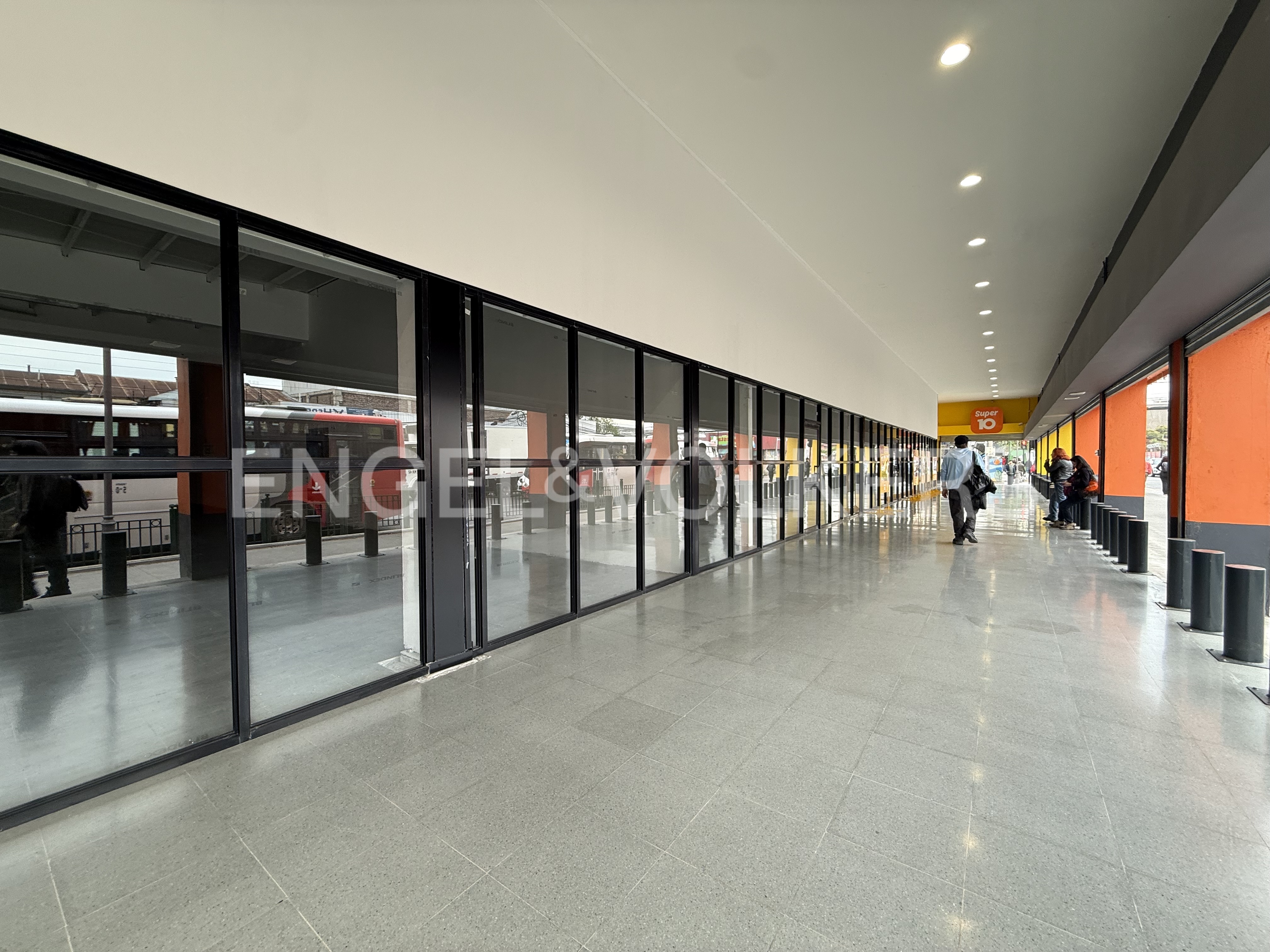 Local Comercial de 86 Mt2 En Santa Maria