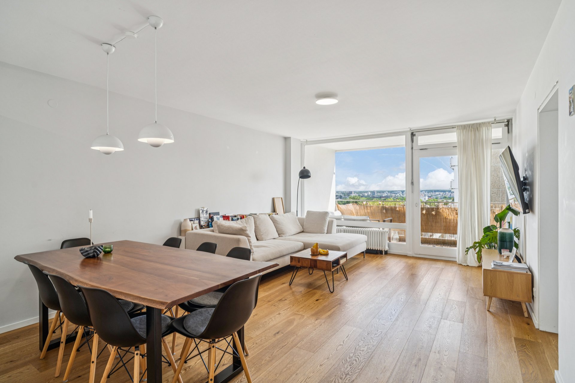High-quality renovated 3-room apartment with two balconies and panoramic view