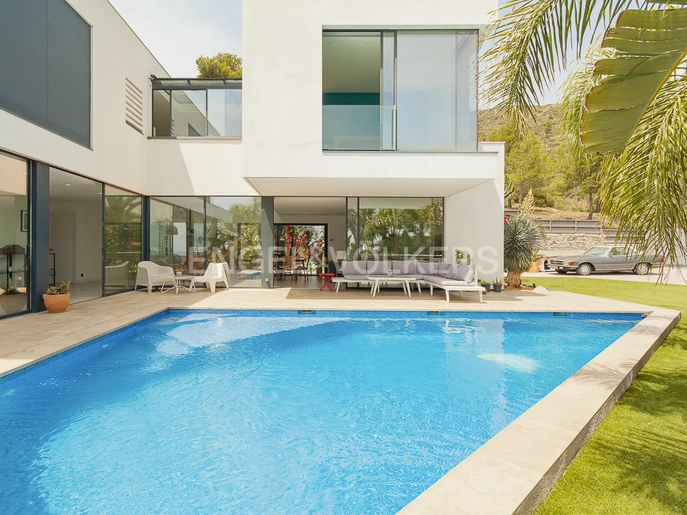 Stunning design villa with sea views