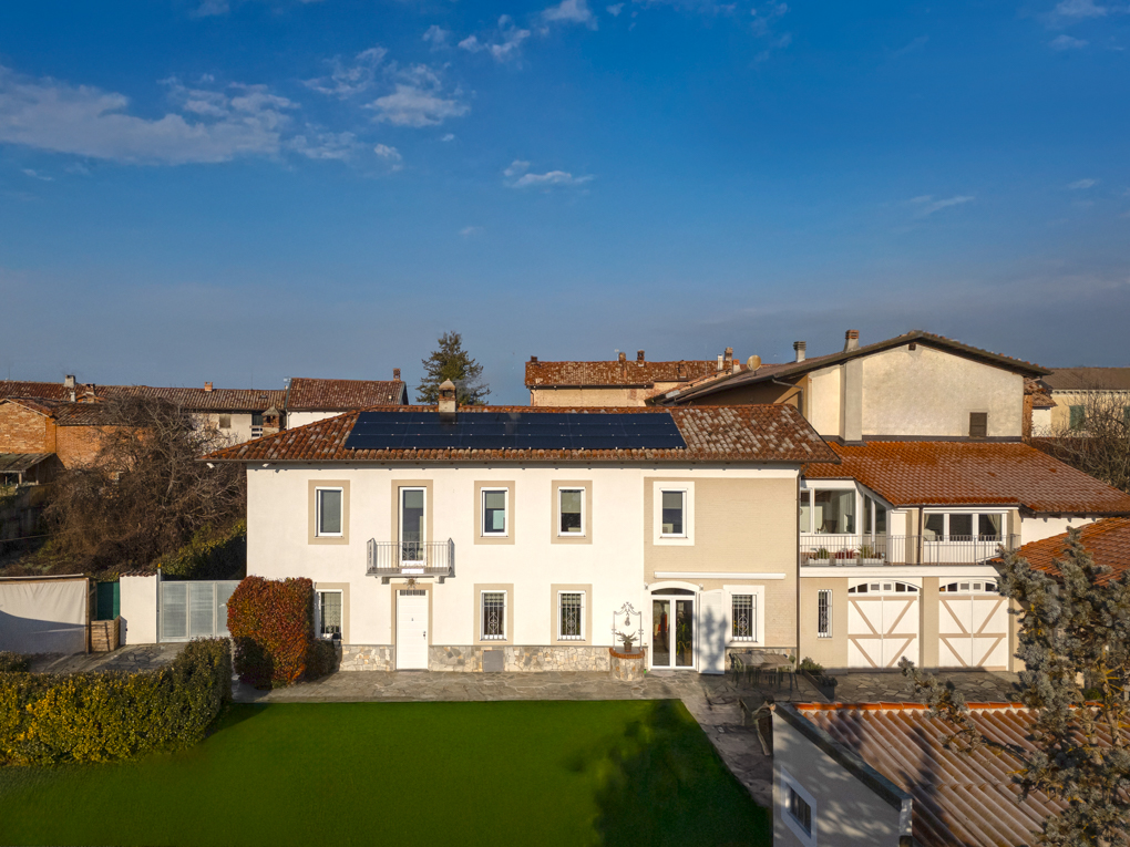 Panoramische Residenz mit Nebengebäude in privater Lage