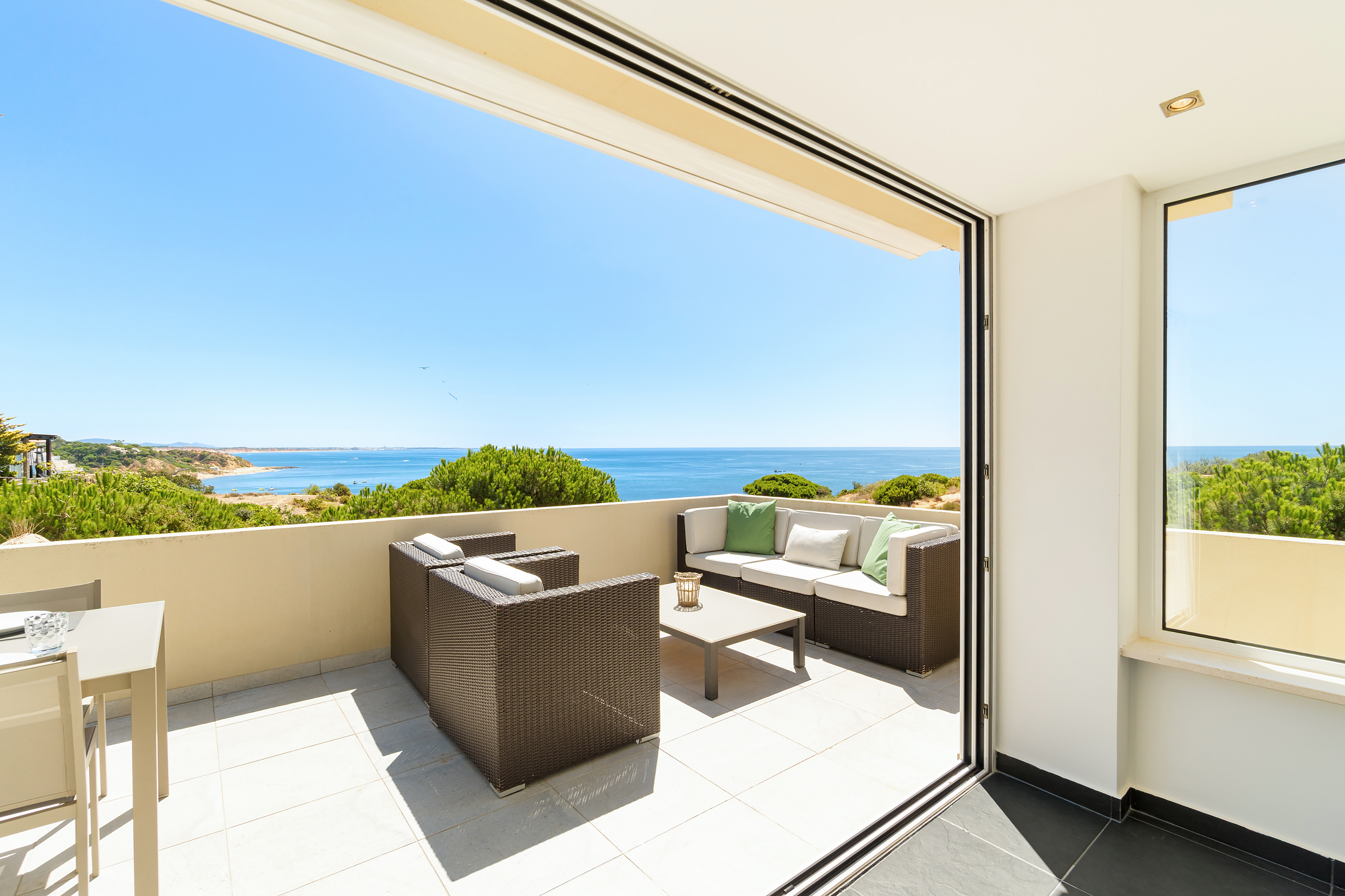 Penthouse em Primeira Linha com Vista Mar Idílica e Acesso Direto à Praia