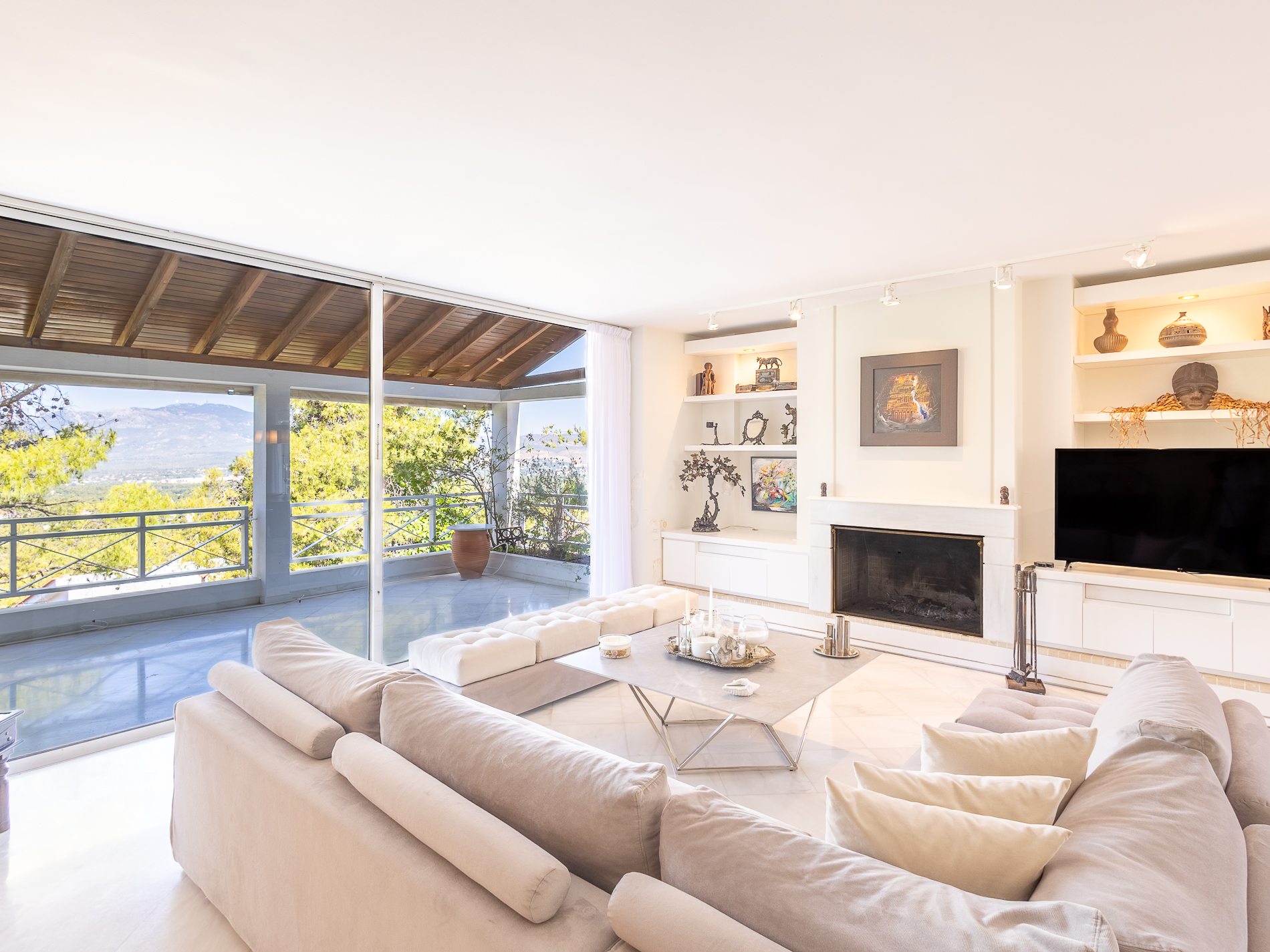Exquisite floor apartment with pool