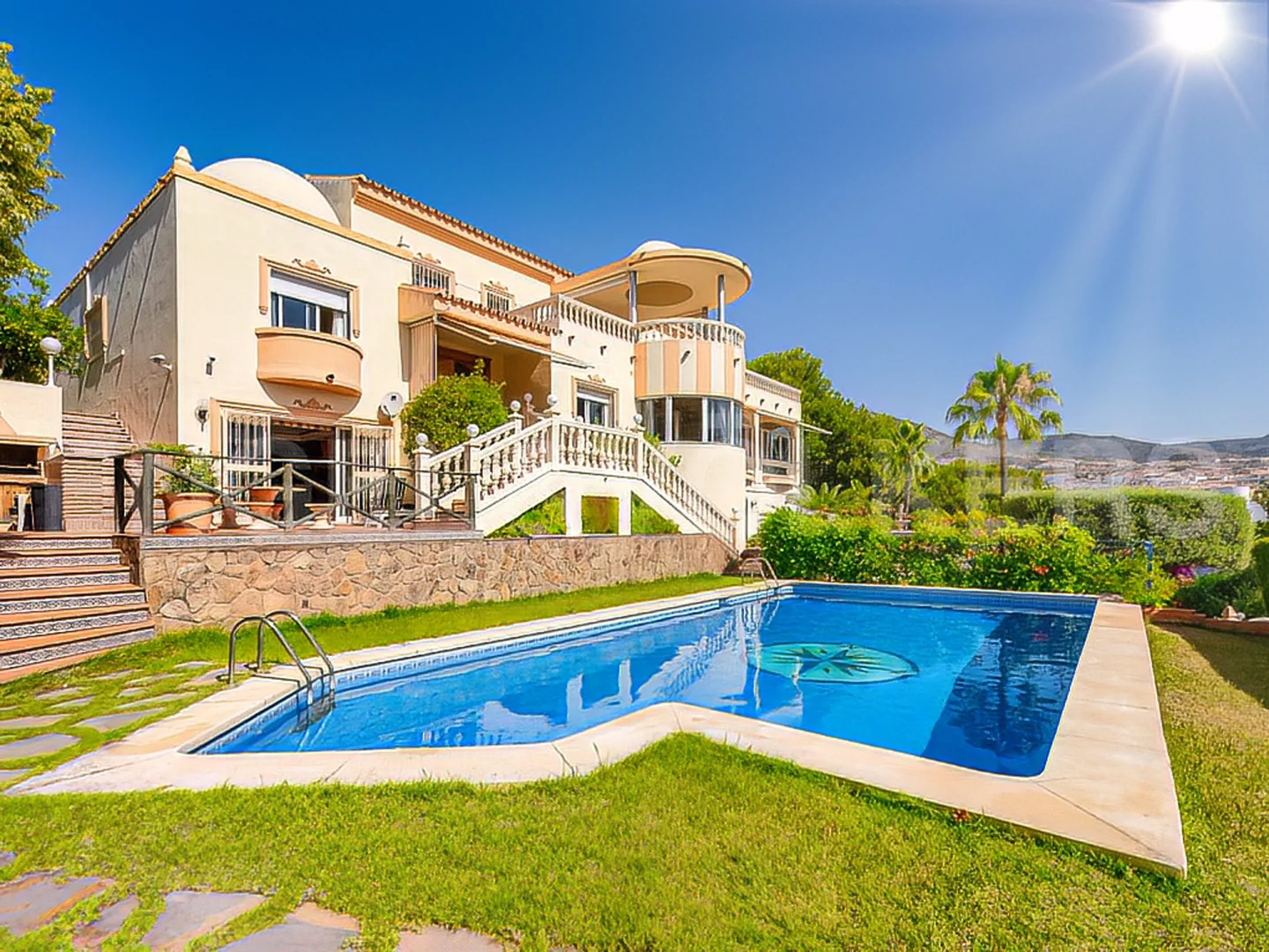 7-bedroom villa with independent apartment and pool
