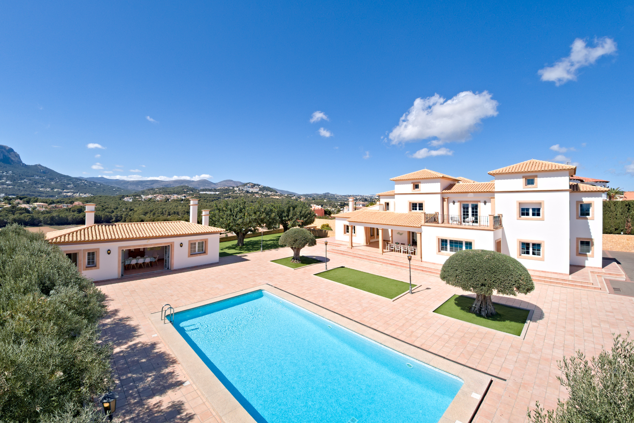 Luxurious mansion close to town and beaches