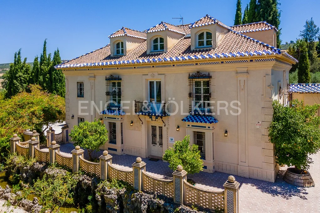 Beautiful Andalusian mansion with historic garden and olive groves