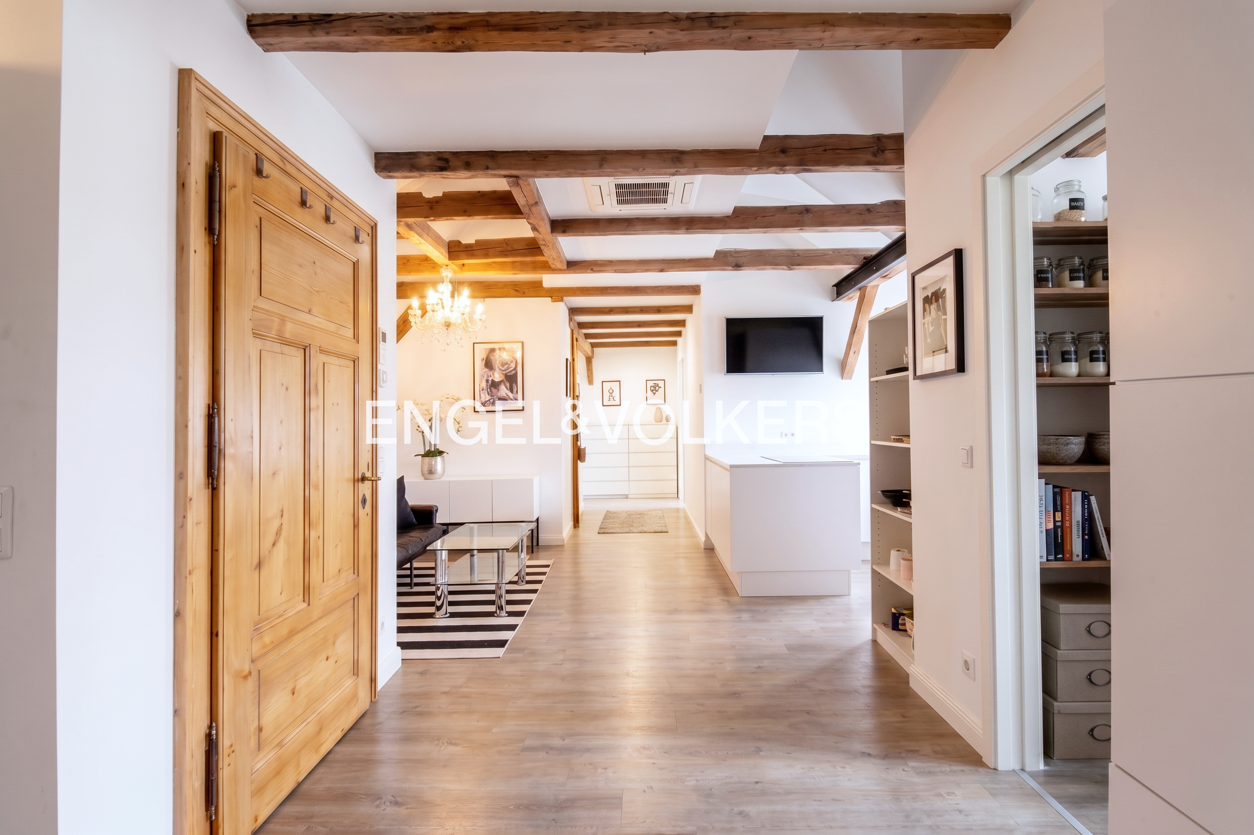 Über den Dächern von Regensburg: Sanierte Denkmalwohnung mit Dachterrasse und Aufzug