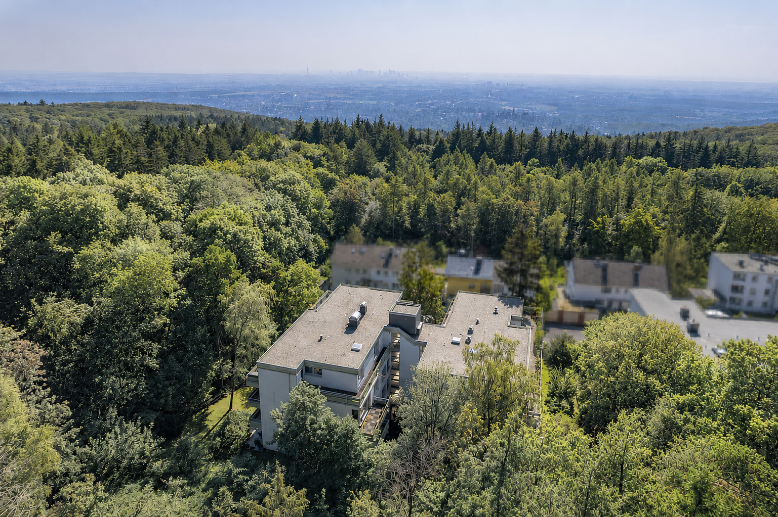 Spacious four-room apartment in an idyllic location on the edge of the forest