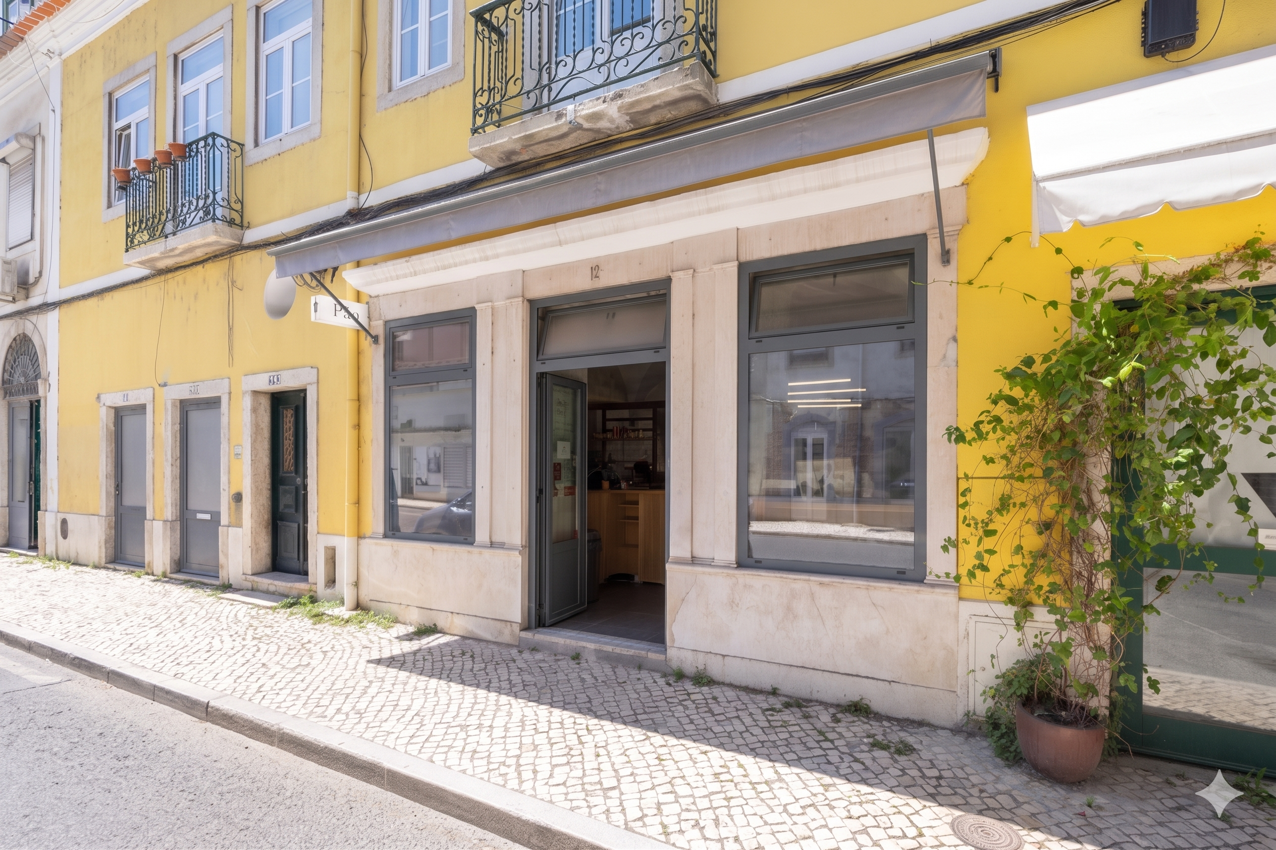 Commercial space on Rua do Grilo, in the parish of Beato