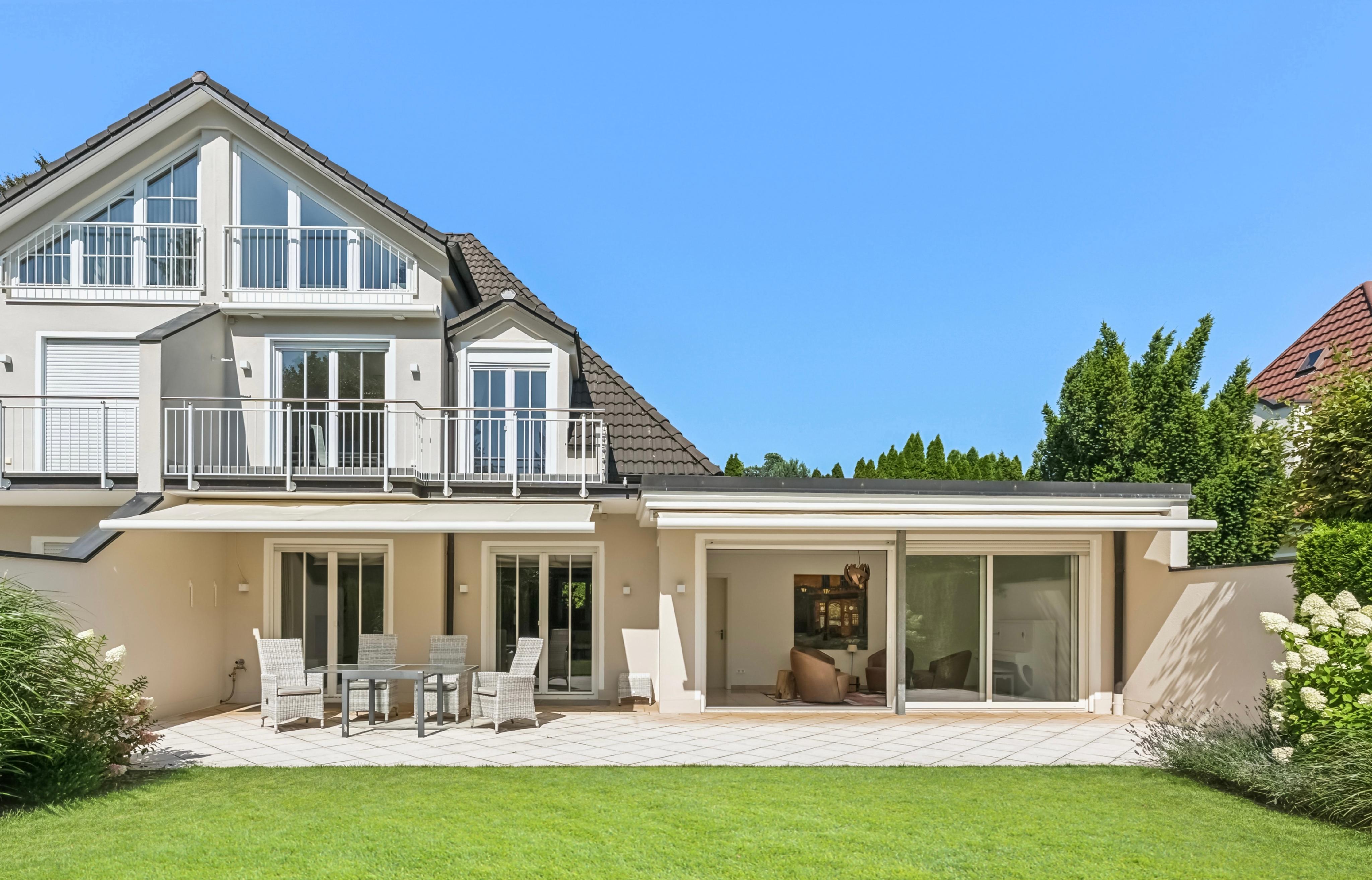 Spacious Semi-Detached House with South-Facing Garden and Private Wellness Area in Grünwald