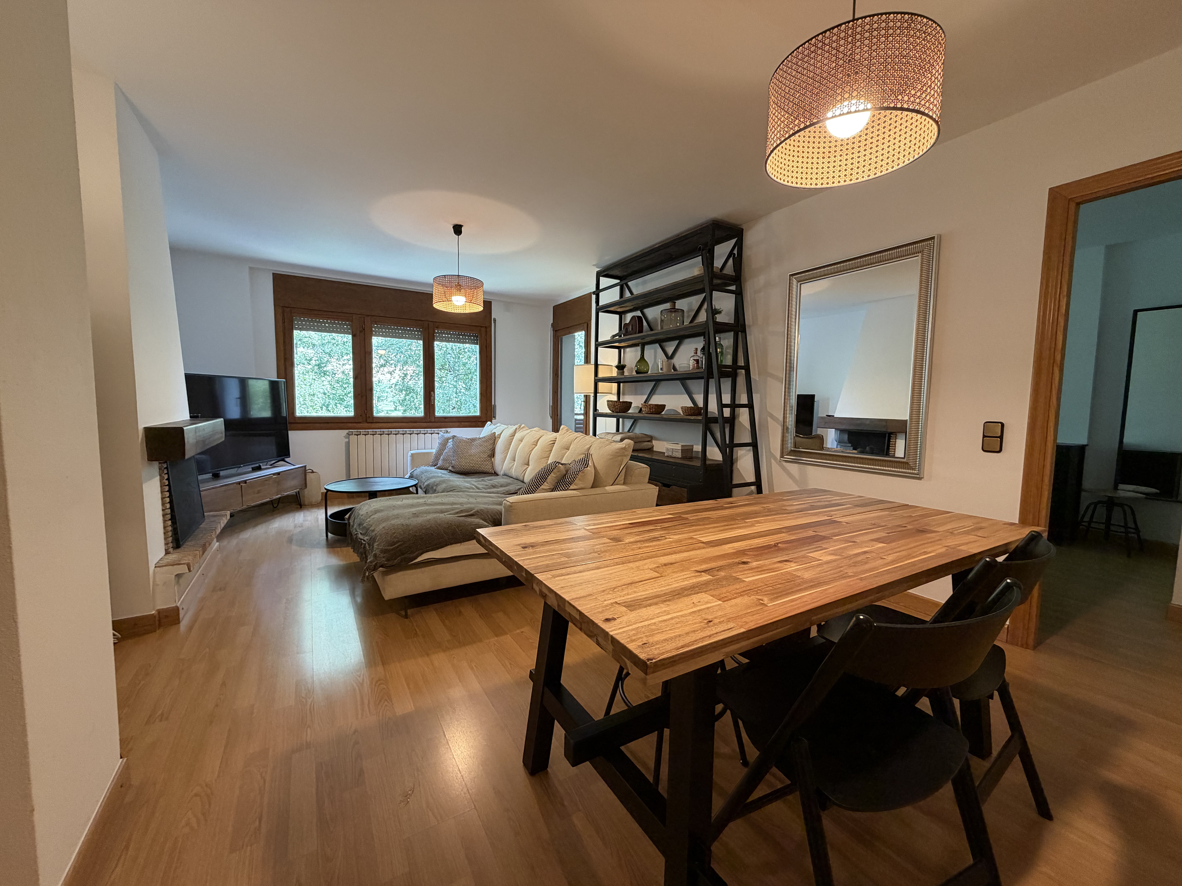 Appartement rénové à La Cortinada, vue sur le golf et la rivière