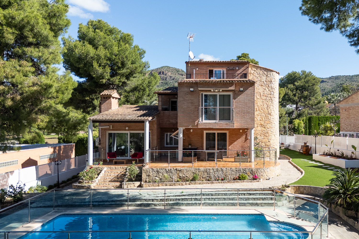 Renovated villa with a dream garden and independent apartment in Los Monasterios